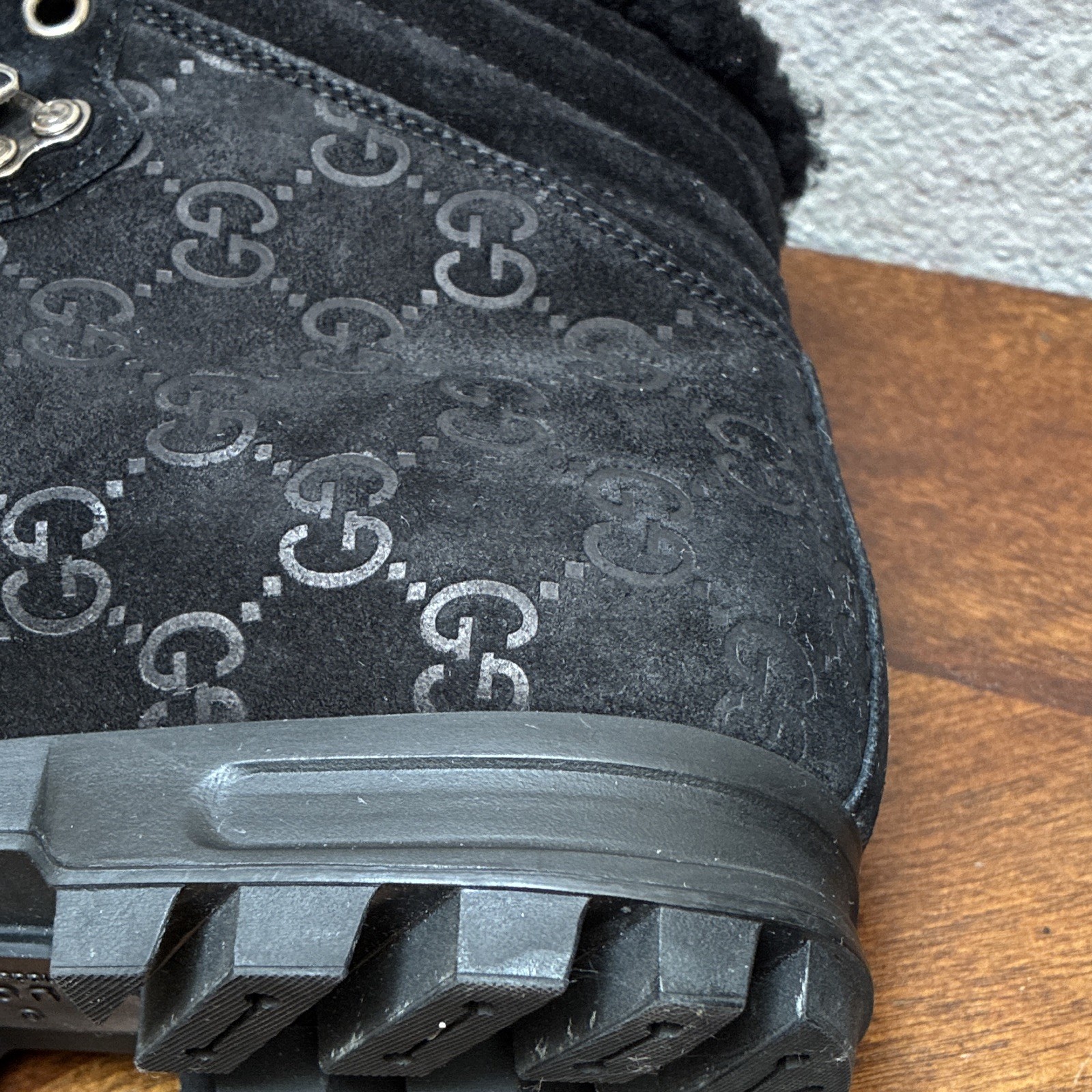 Gucci Men’s Black Suede Ankle Hiker Boots Lined Lace-Up Logo Fur Trim