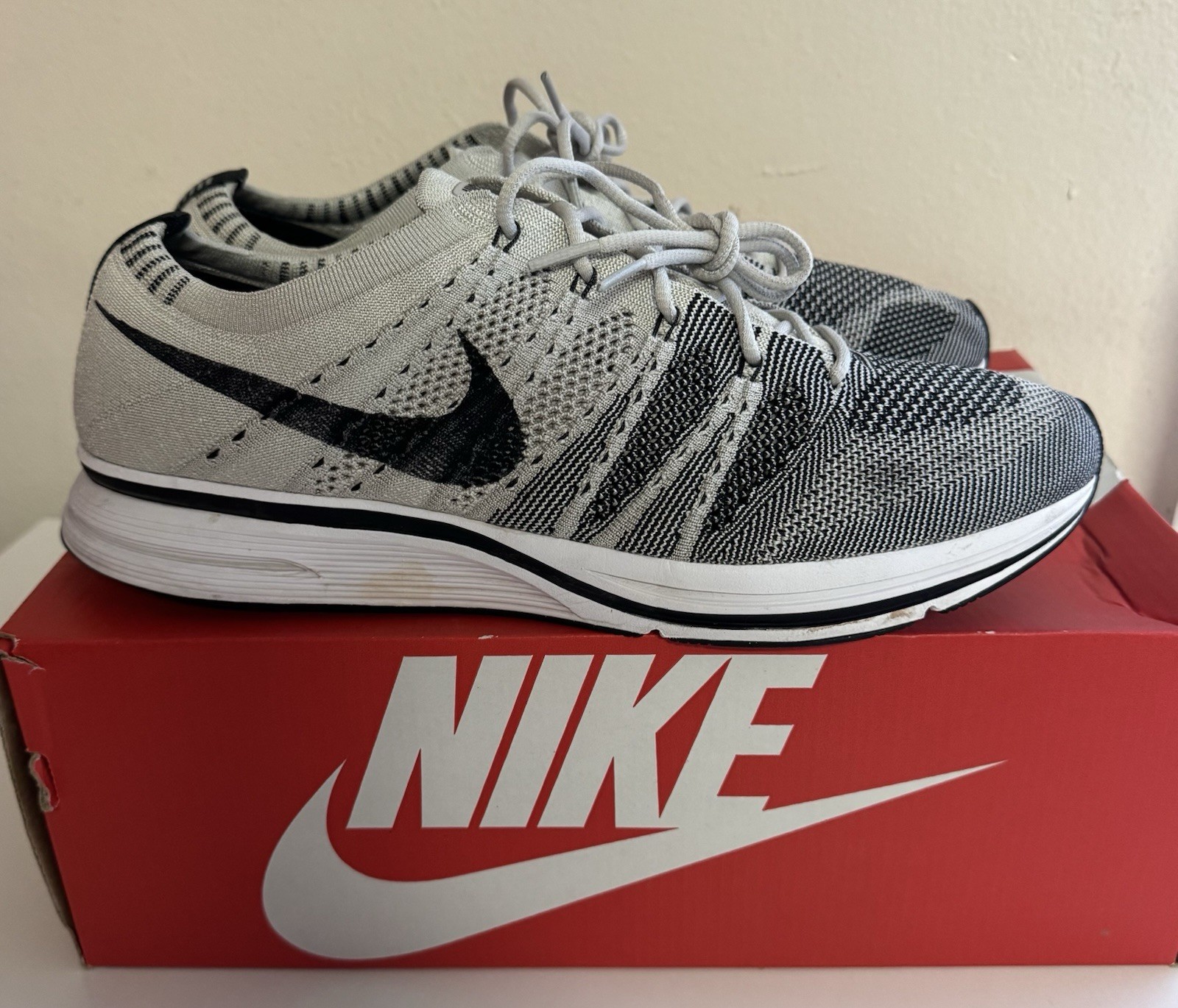 Nike Flyknit Trainer Mens Sz 11 Pale Grey Black White Running Shoes AH8396-001