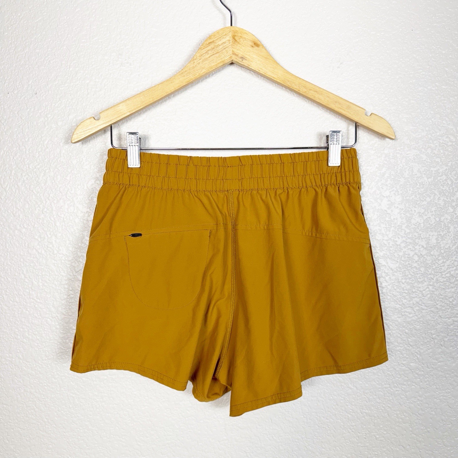 Vuori Dash Performance Shorts Size Medium Womens Active Athletic Mustard Color