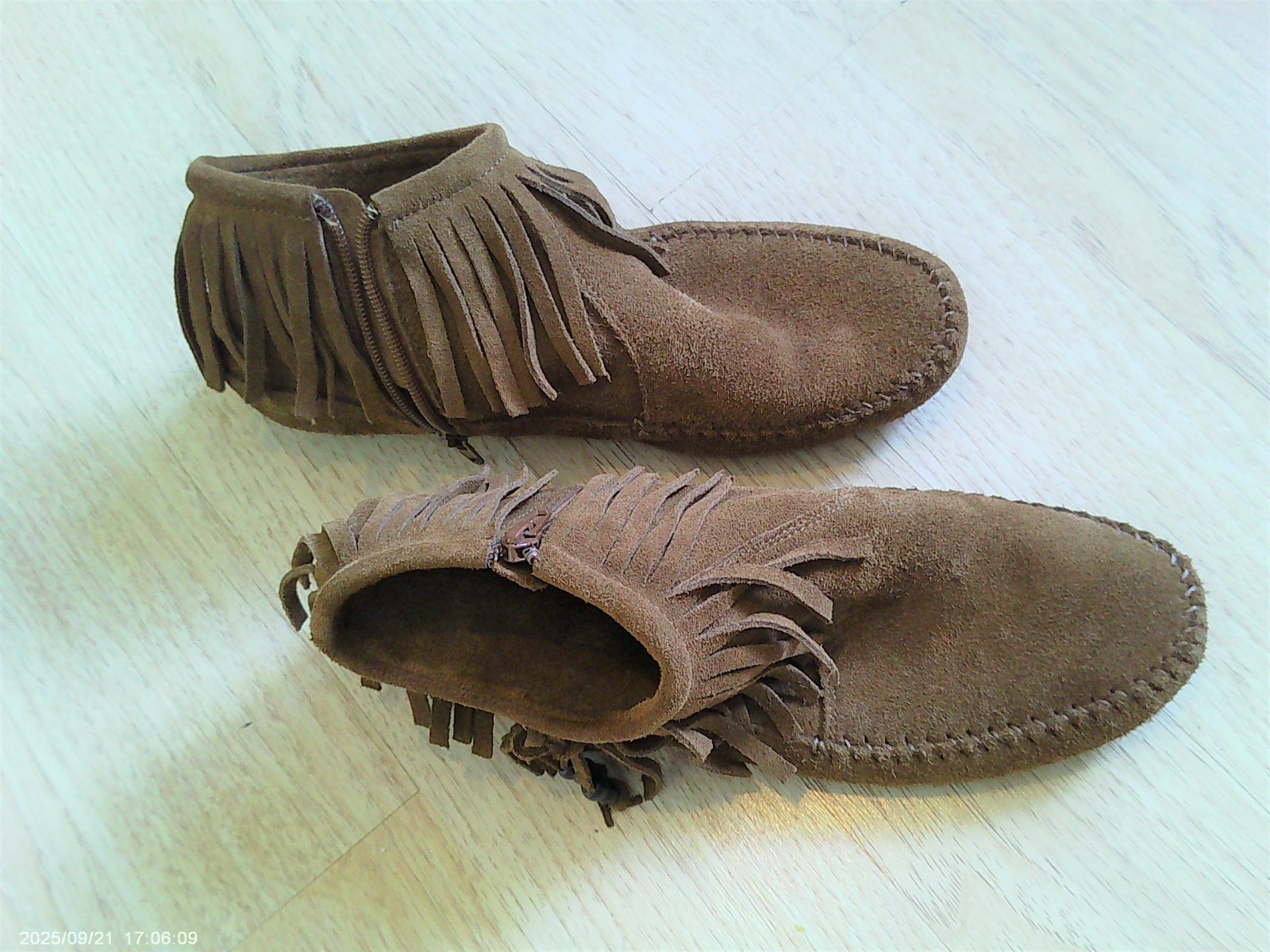 Minnetonka Moccasins Womens 9.5 9 1/2 Suede Fringe Beads Boho Shoes Slippers
