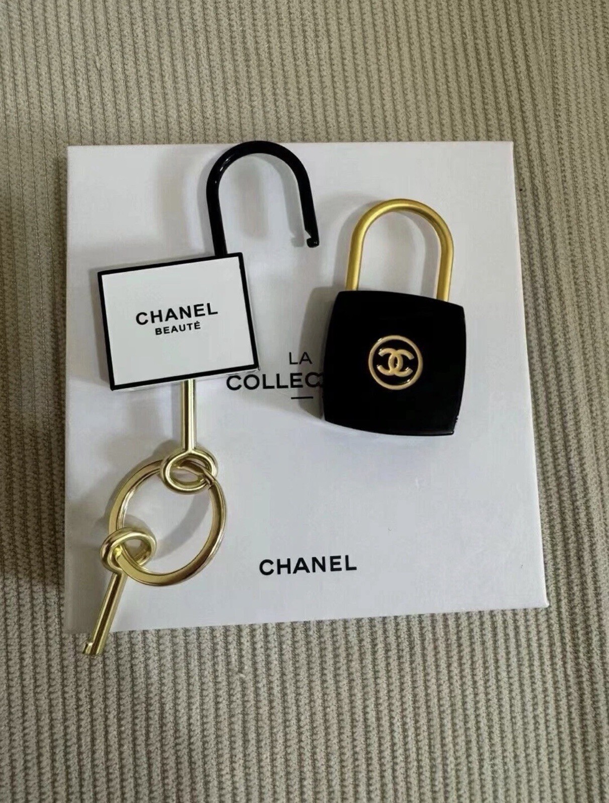 CHANEL BEAUTE La Collection 2-Pc Pad lock & Key Set Novelty GWP Black/White