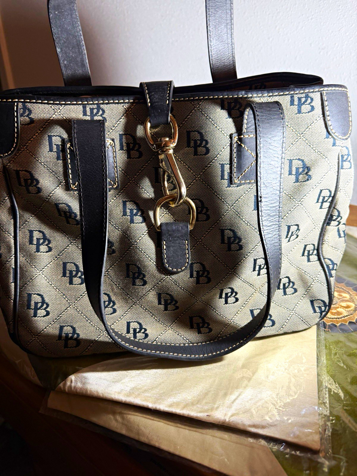 Dooney & Bourke Women’s Beige/Navy Logo Tote Zip Gold Pink Lined
