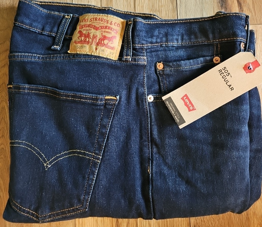 LEVI’S 505 Regular Size 38 x 32 Medium Wash Room At Thigh Men Jeans New with Tag
