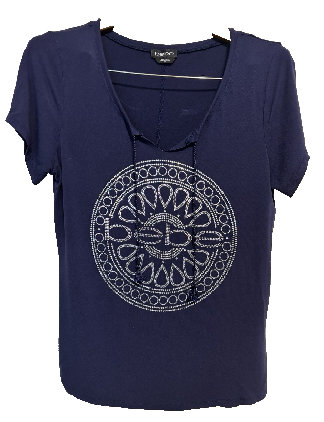 Rare bebe Women’s Navy Rhinestone Logo Medallion Scoop Neck Tie Front Tee Sz S/P