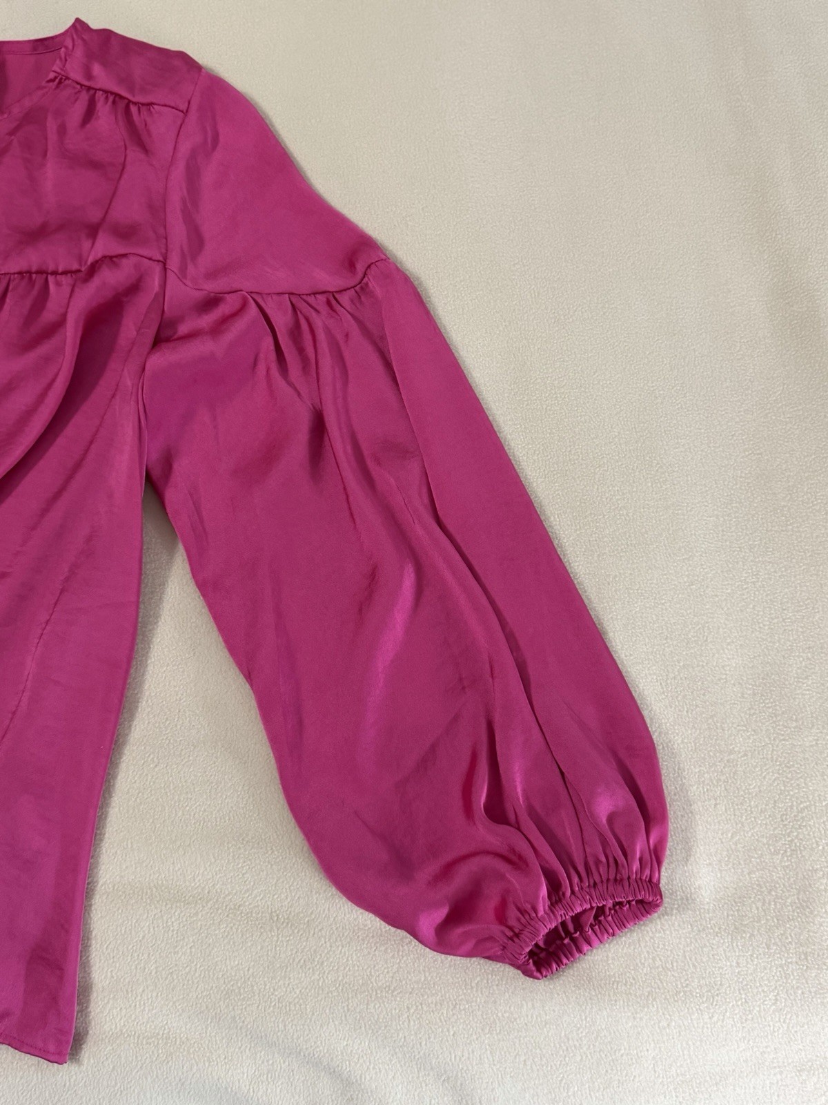 Vince Camuto Barbiecore Fuchsia Pink Satin Split V-Neck Swing Blouse – Size L