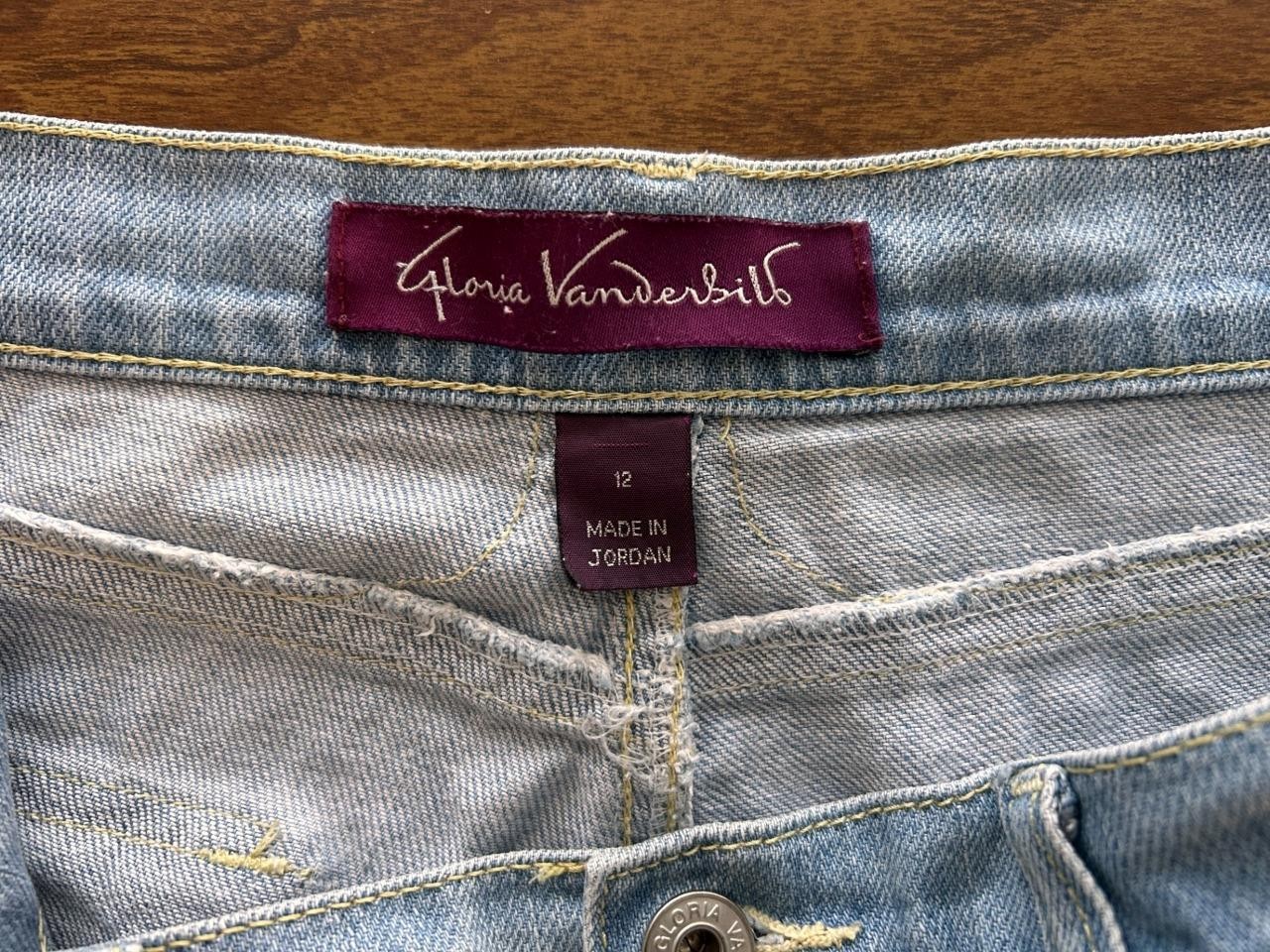 Gloria Vanderbilt jeans capris size 12 blue 14″ inseam 4 pockets long shorts