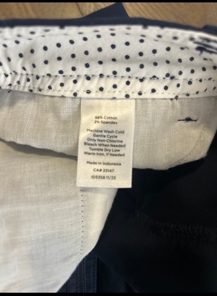 Talbots Navy Cropped Pants, Straight Leg, Classic Fit, 98% cotton Pockets