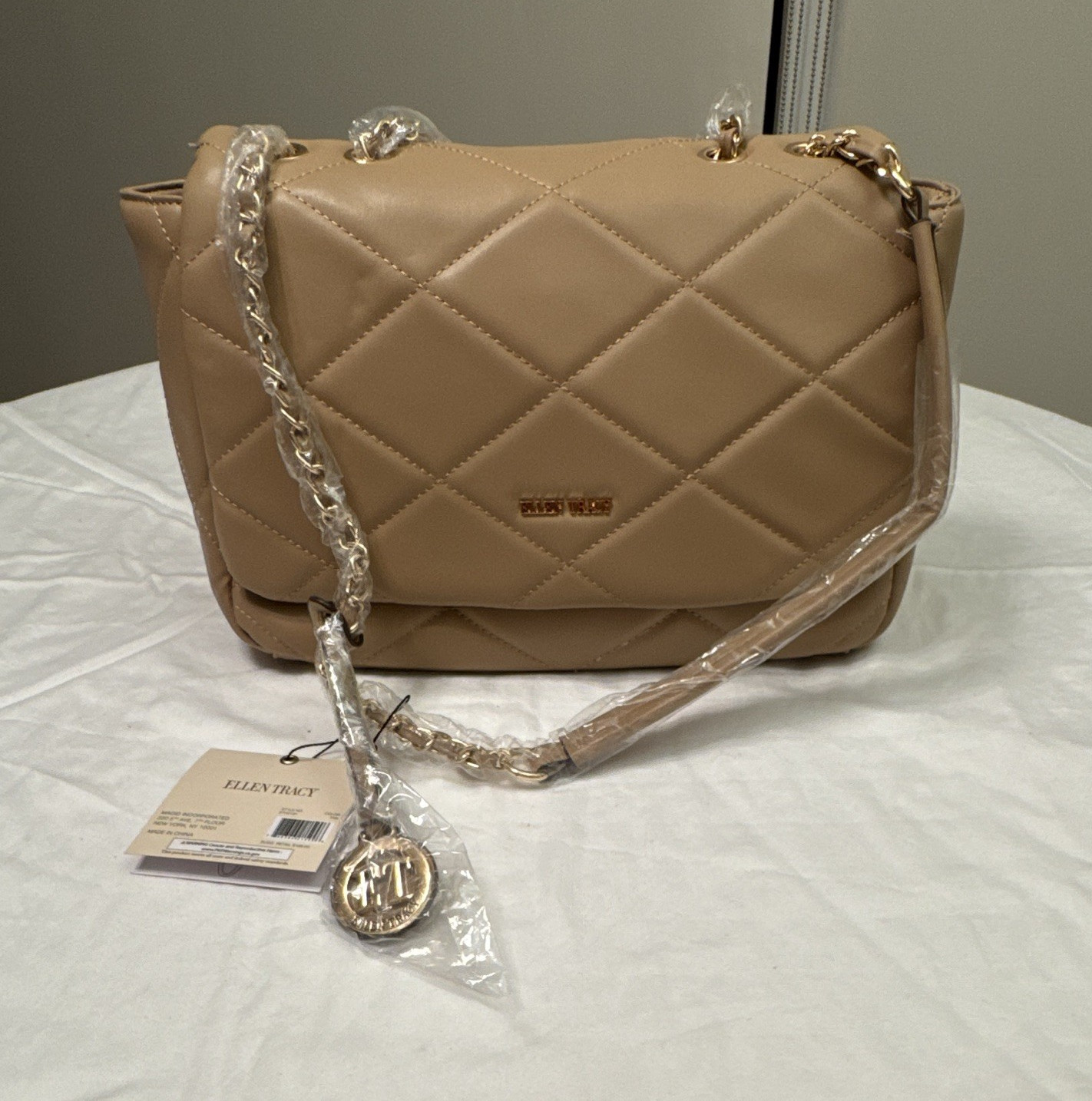 Ellen Tracy Beige Quilted Shoulder Bag Magnetic Closure Lined Pockets Gold