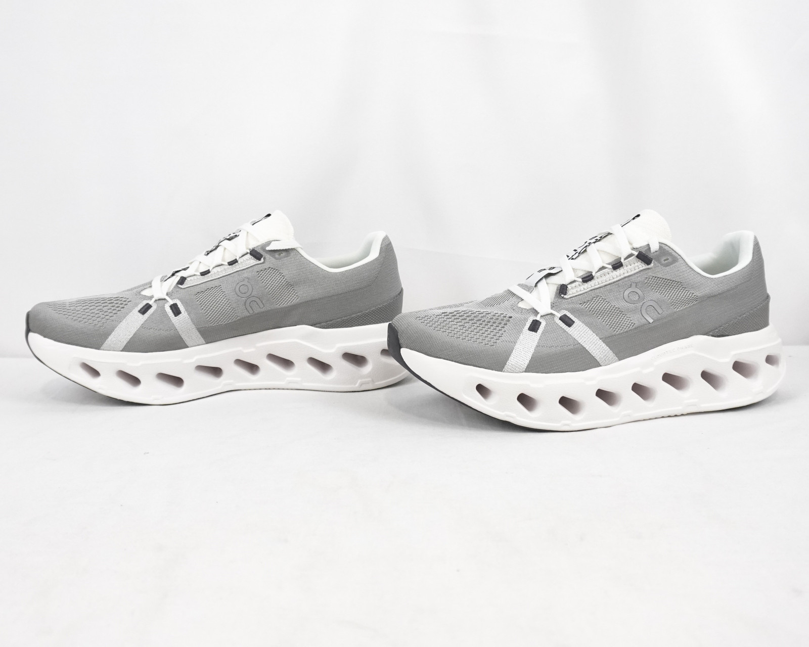 On Cloudeclipse Running Sneakers In Alloy/White – Men’s Size 12 (3MD30092547)