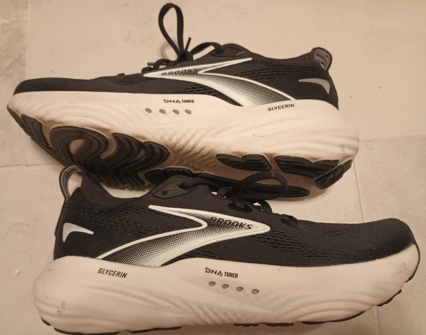 Size 8 – Brooks Glycerin GTS 22 Black Grey White Women’s Gently Used