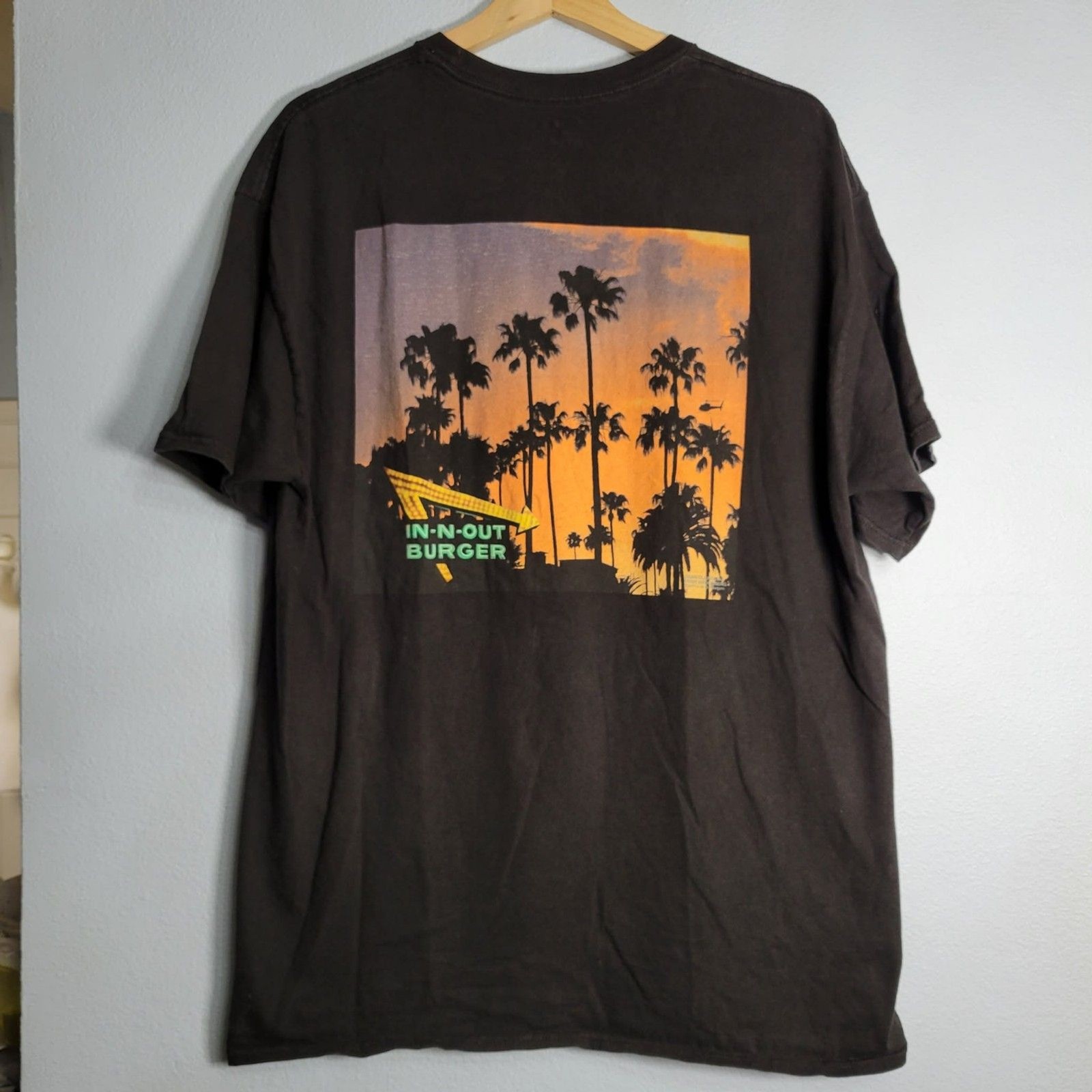 In-N-Out Burger California TShirt Mens XL Black Sunset Palm Trees Neon Sign 2017