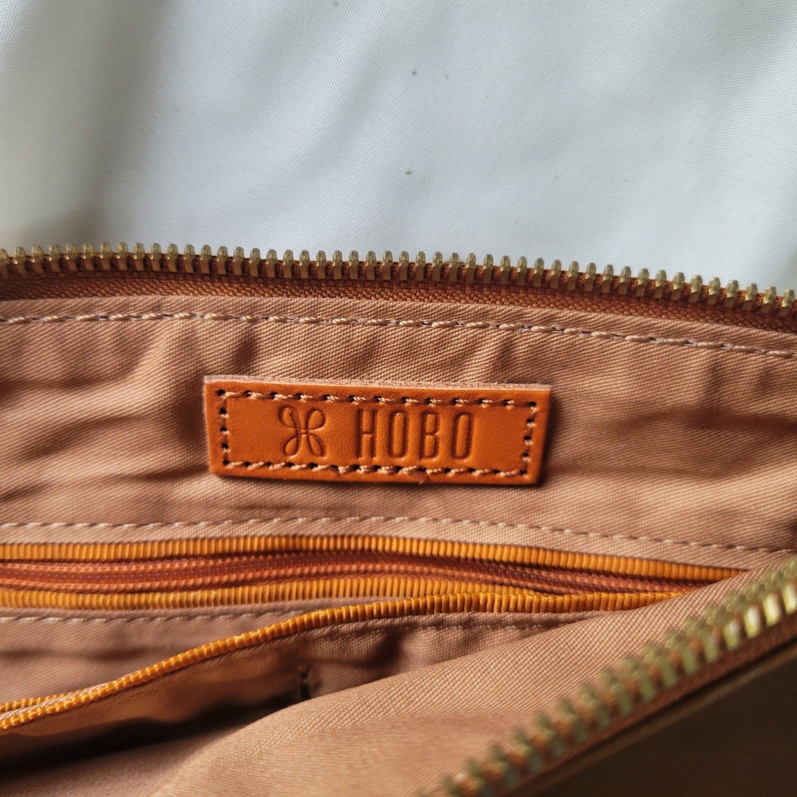 New HOBO Sable Clutch Women Truffle Brown Leather Circular Wristlet Quiet Luxury
