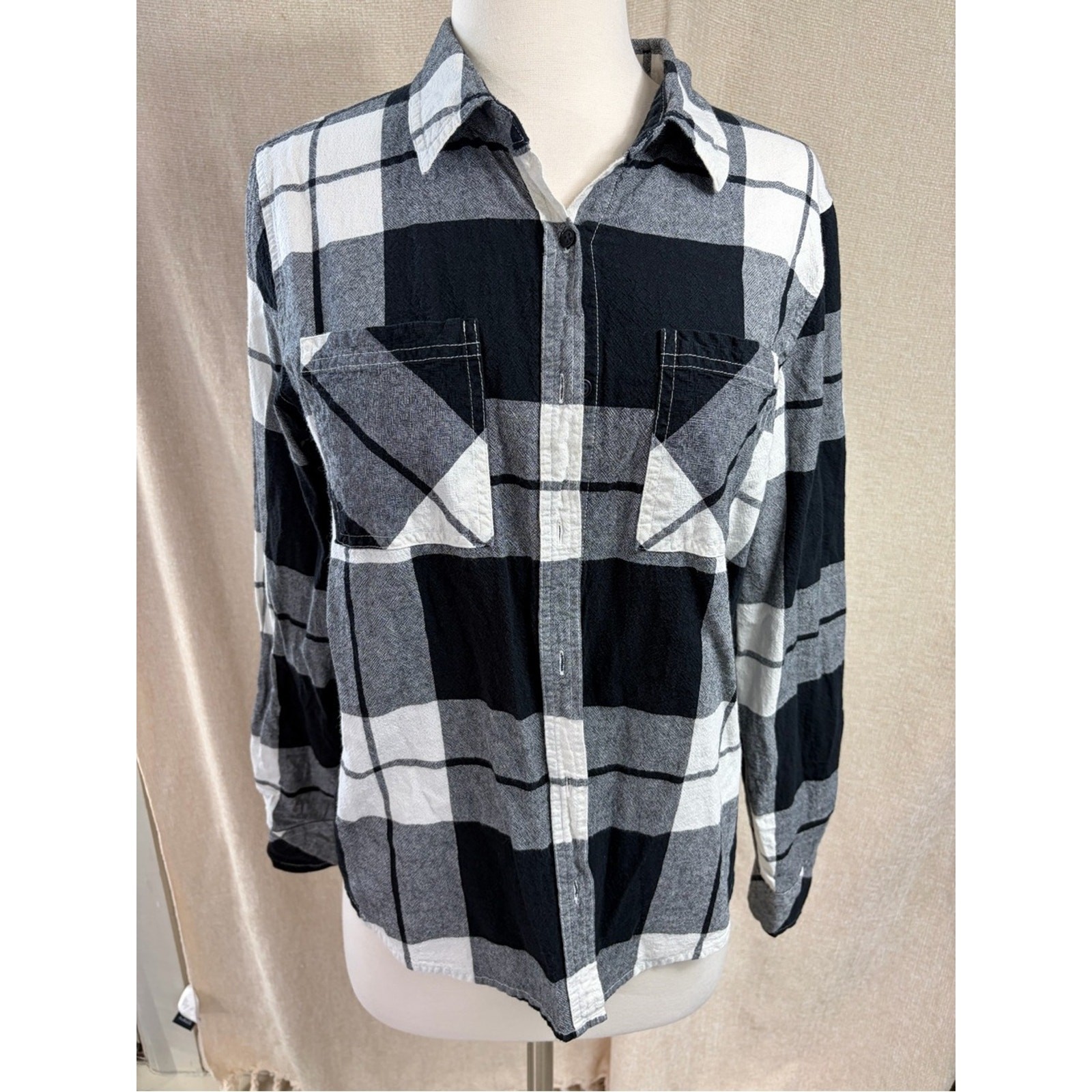 Universal Thread Black and White Plaid Button-Up Shirt size M 100%cotton
