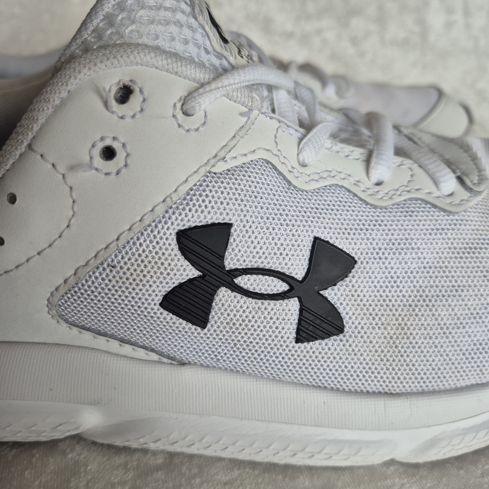 Under Armour Charged Assert Men White Black Mesh Sneakers Size 10.5 3026175-104