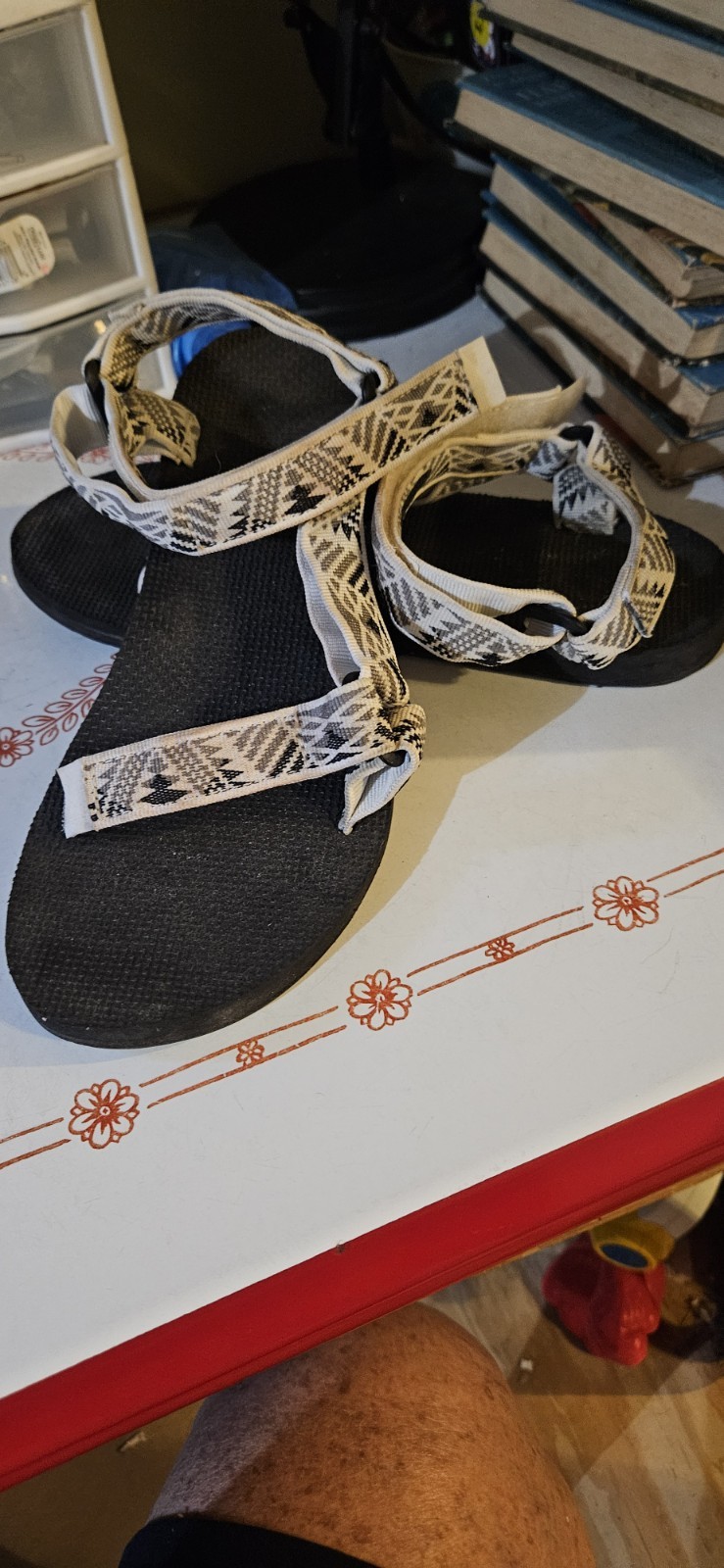 TEVA Strappy Sandals W9/M7 Vtg Aztec Print Cream & Black