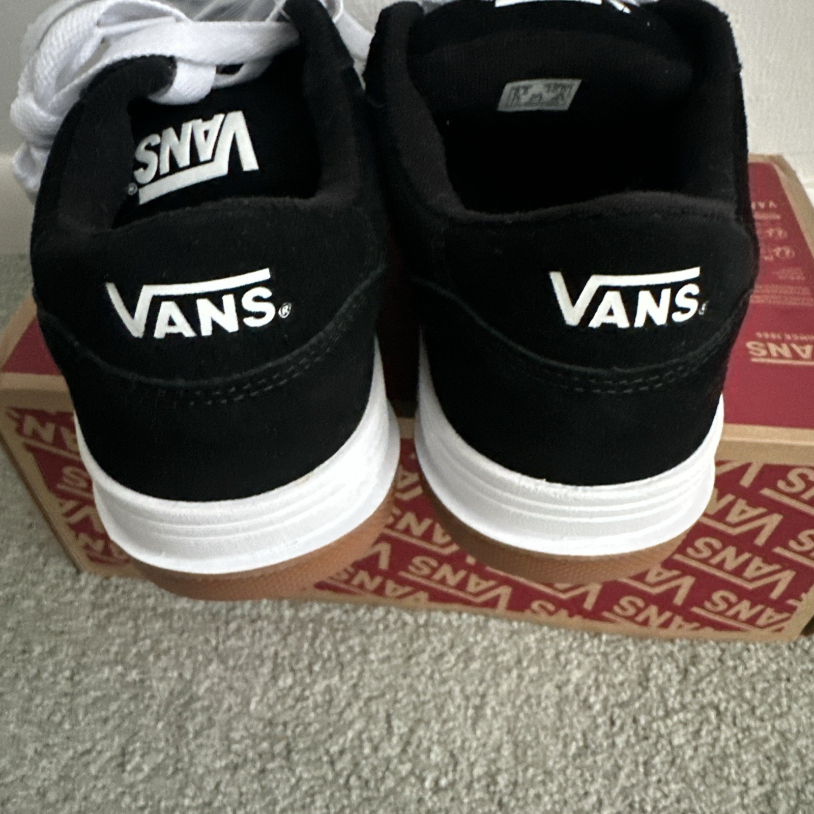 VANS Hylane Skate Shoes VN0000D81 Black White Suede/Gum Men’s Size 8.5 BNIB