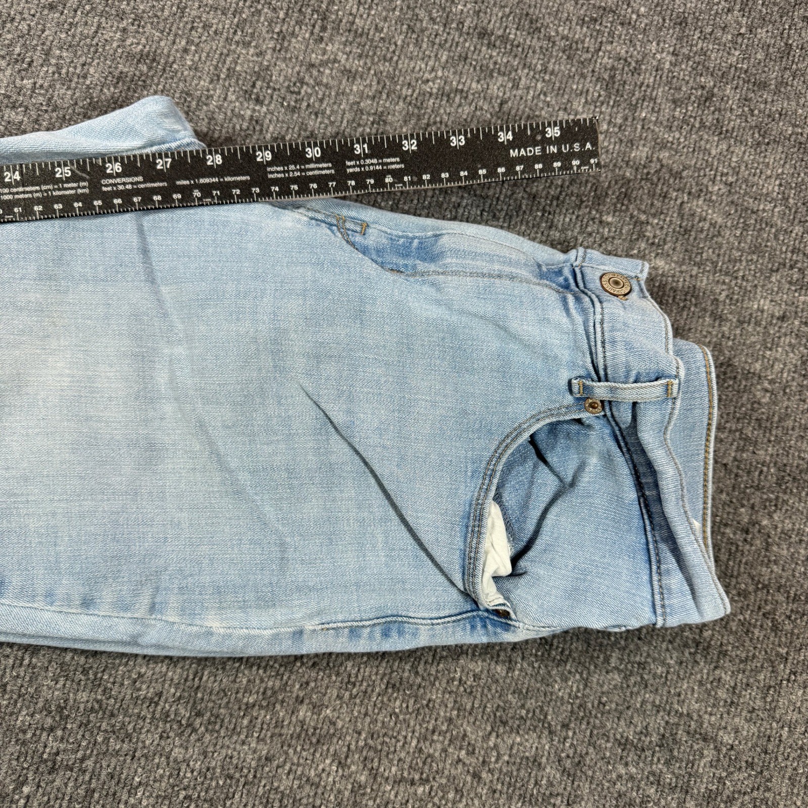 Levis Classic Straight Leg Jeans Womens 32 Light Wash Blue Casual Pants
