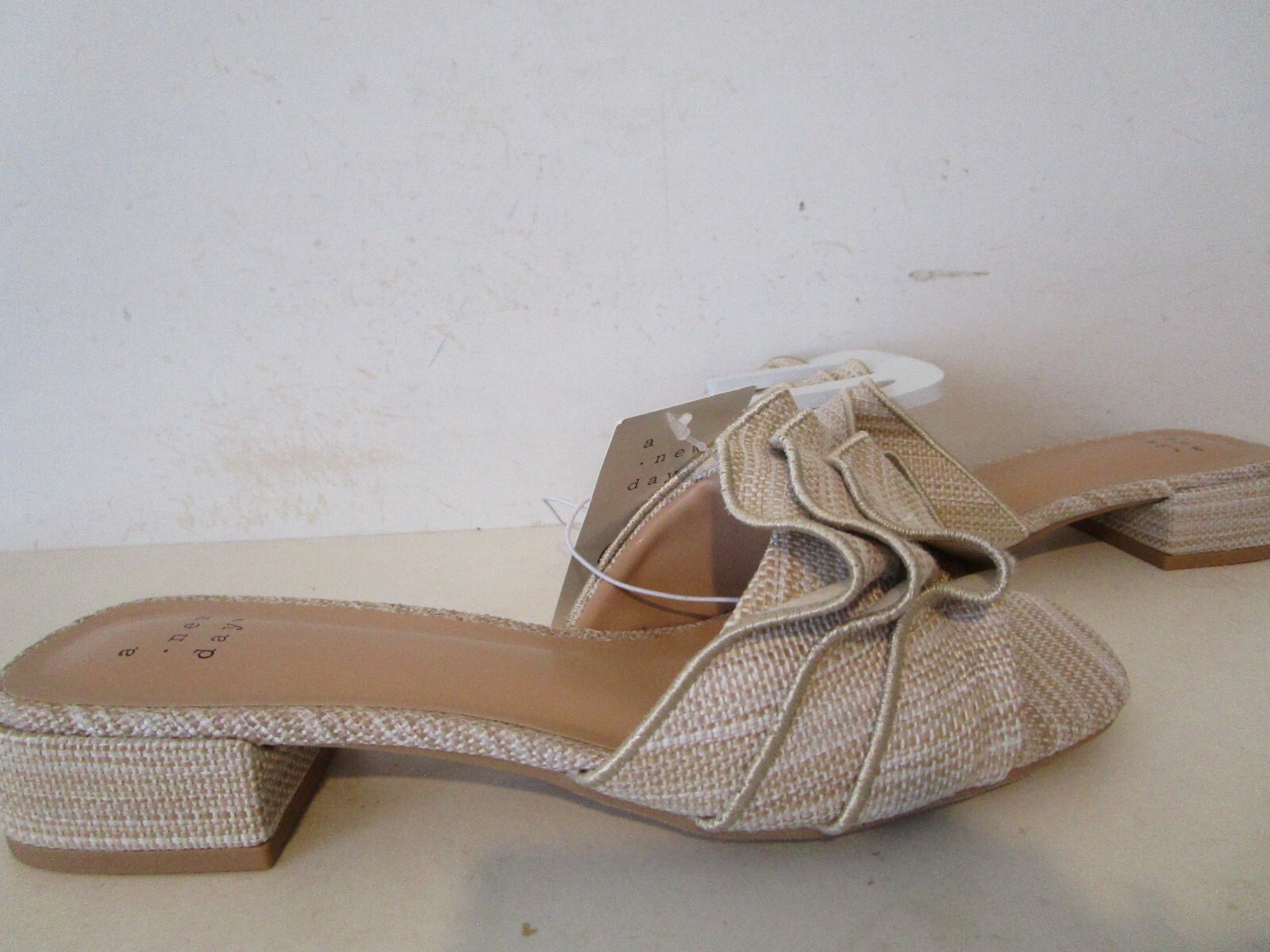 A New DAy Womens Lyta Raffia Ruffle Sandals w/ Memory Foam Insole Beige Size 6