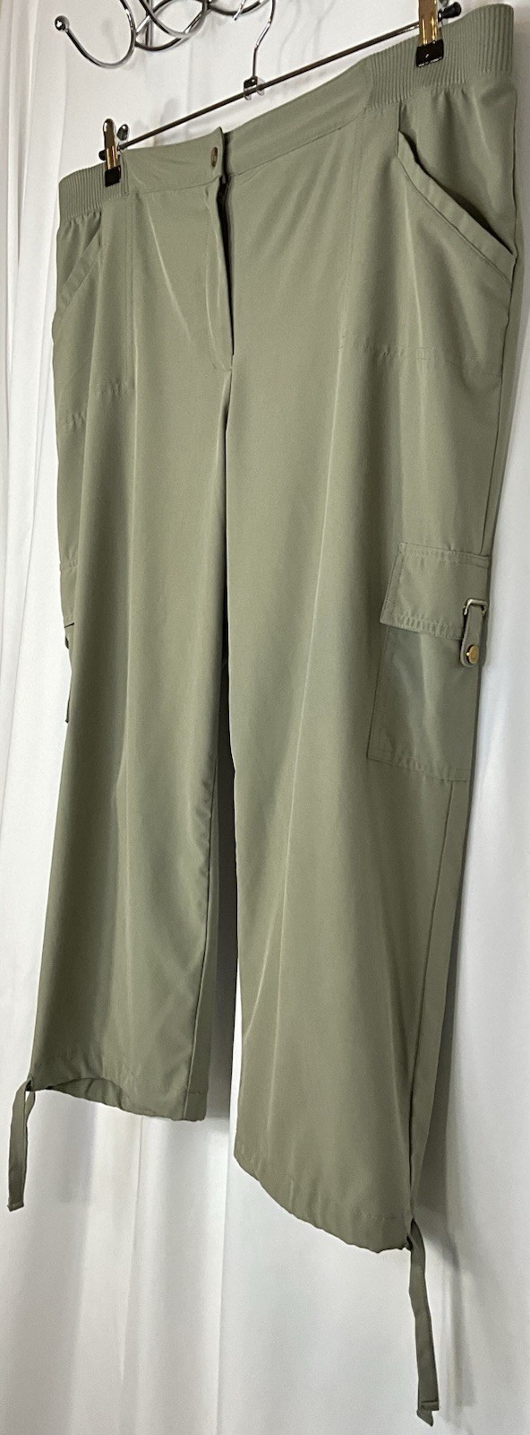 Chico’s Zenergy Cargo Capri Pants Size 3 Poly Blend Khaki Green Easy care EUC