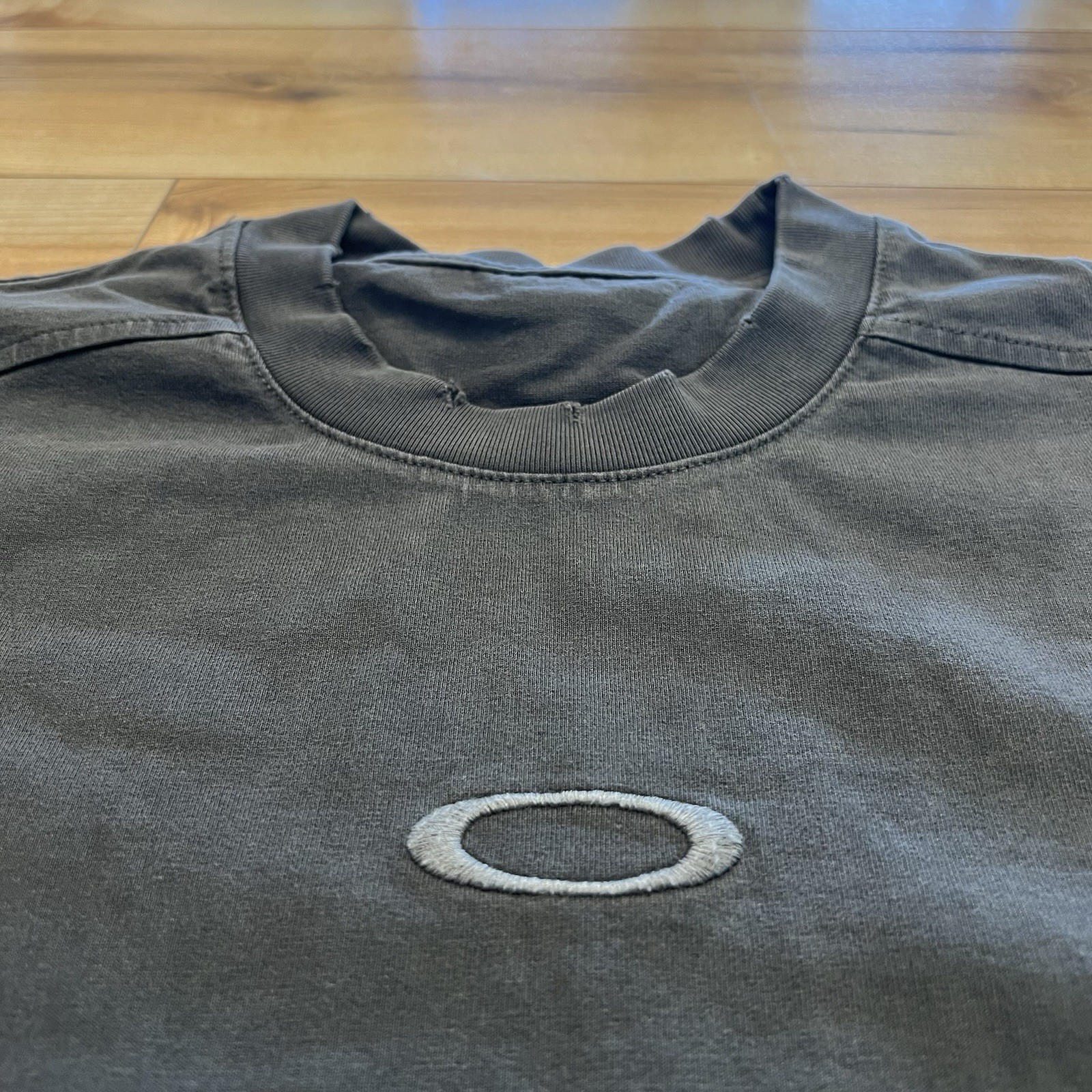 Oakley Men’s Vintage T-Shirt Center Logo Graphic Size Medium