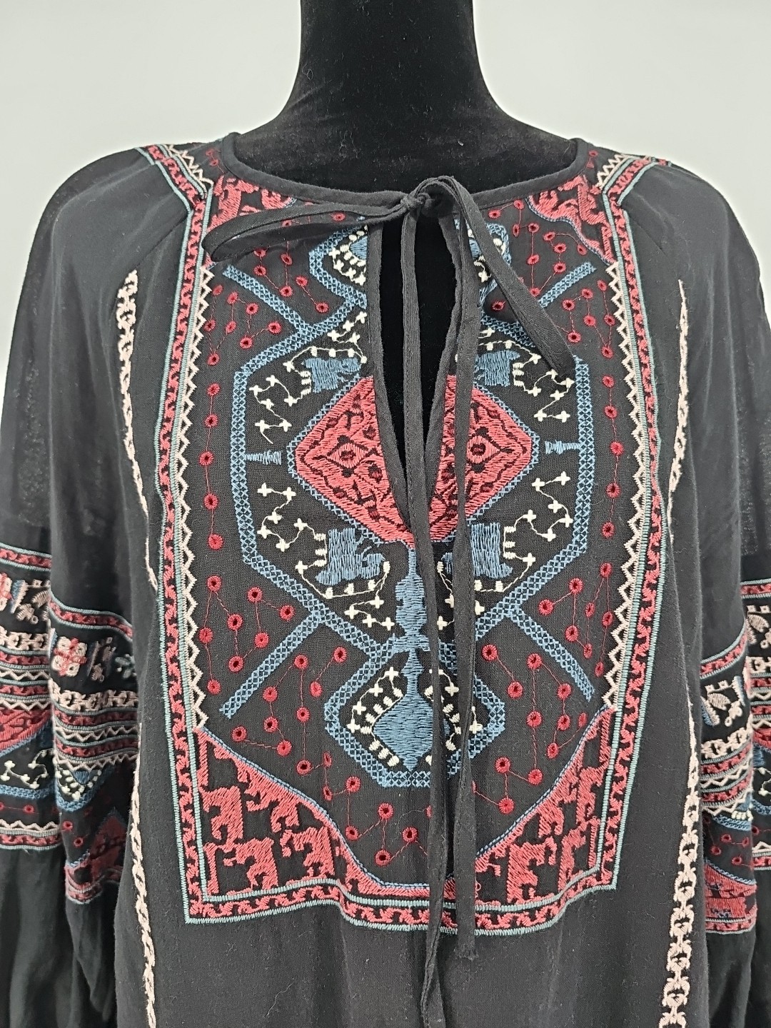 BCBGMaxAzaria Embroidered Boho Dress Medium Black Lace Up V-Neck Lined