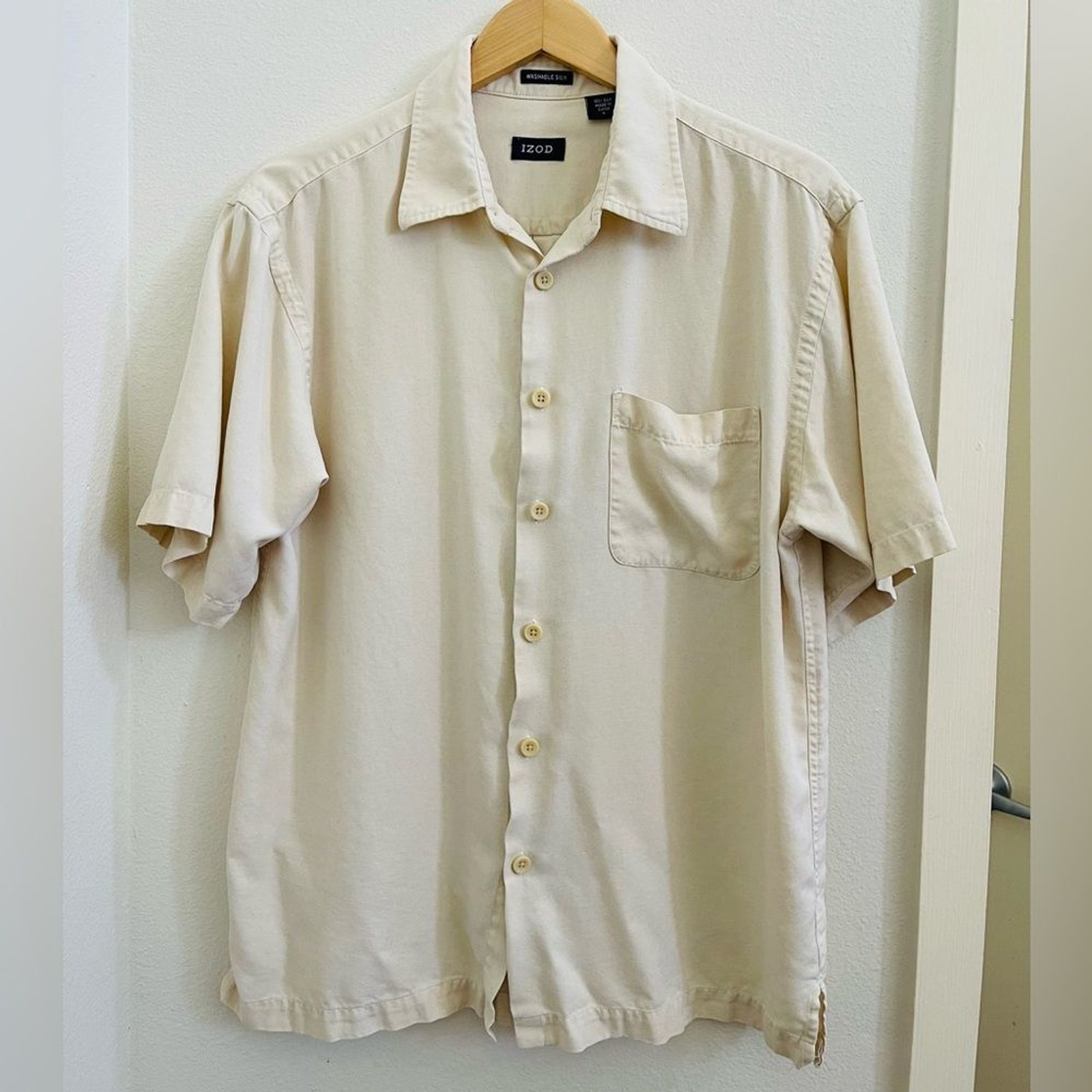 IZOD Men’s short-sleeve button-up shirt in cream color made of silk size large