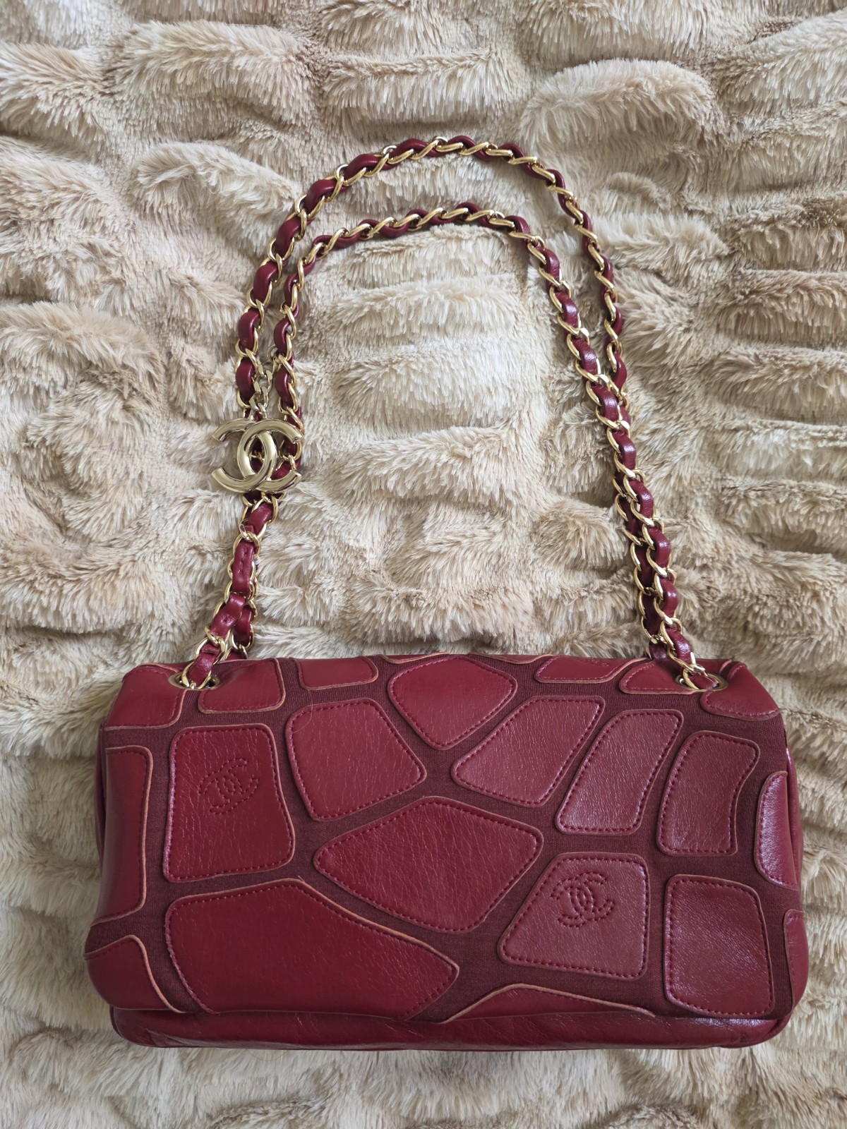 CHANEL Burgundy Quilted Shoulder Bag Magnetic Flap Gold Chain Strap Small