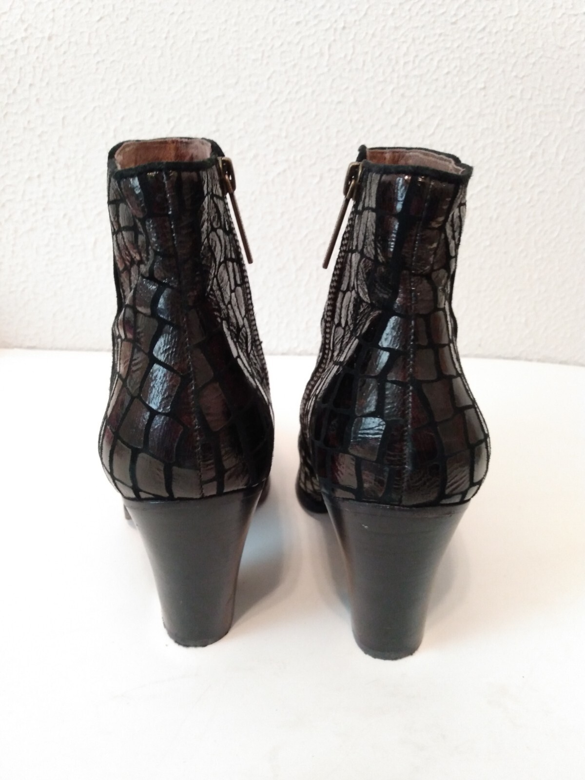 Donald J PLiner Swift Burgundy Black Croc Faux Leather Ankle 3 3/4″ Boots 9 M