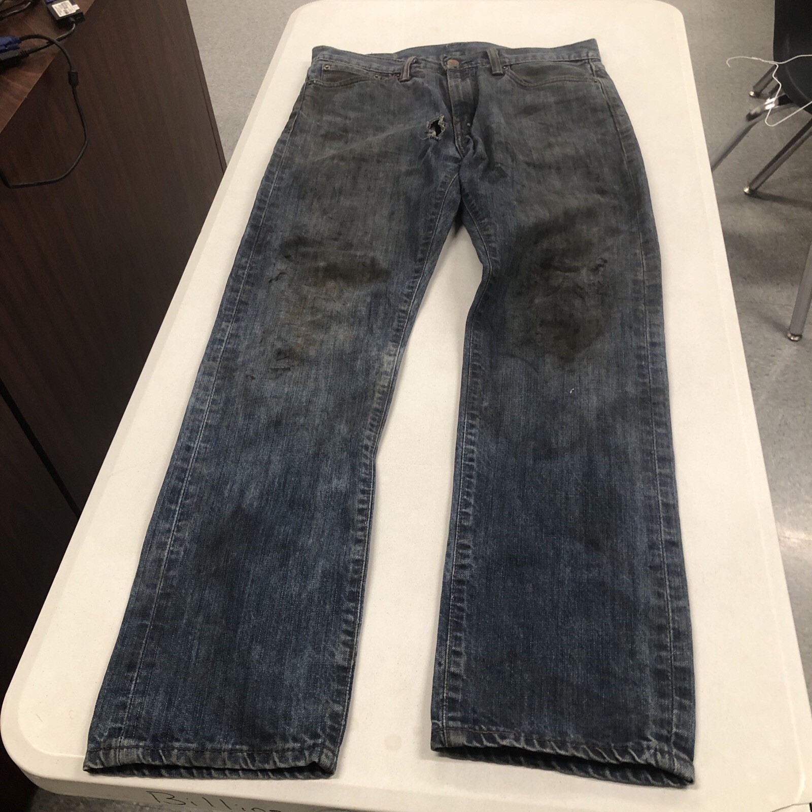 Levi 513 Men’s Slim Straight Fit, Dark Blue, 32×30 See Description Stained Thras