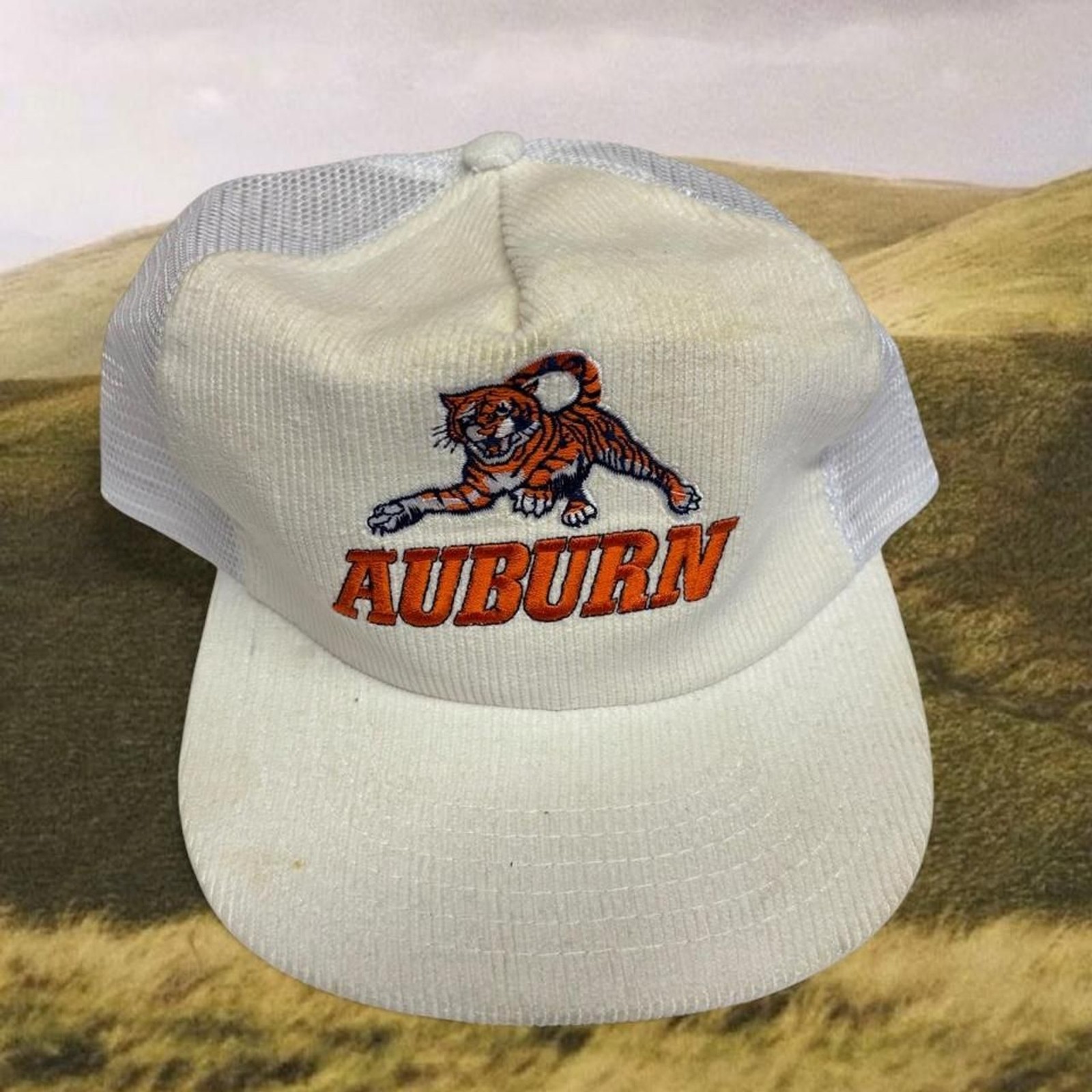 Vintage Streetwear Sport Athletic Auburn University Tigers White Trucker Cap Hat