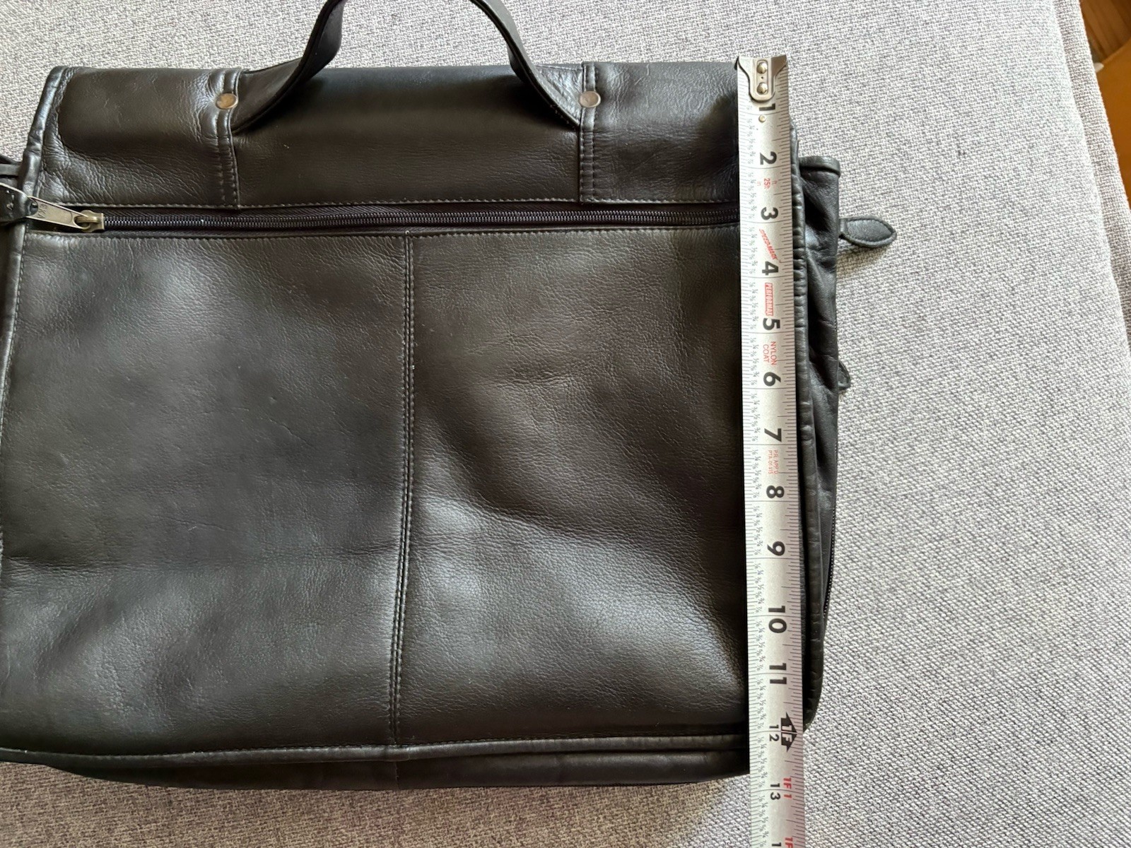 Vintage 90s Wilsons Leather Messenger Bag – Made in Colombia – Large Ring Detail