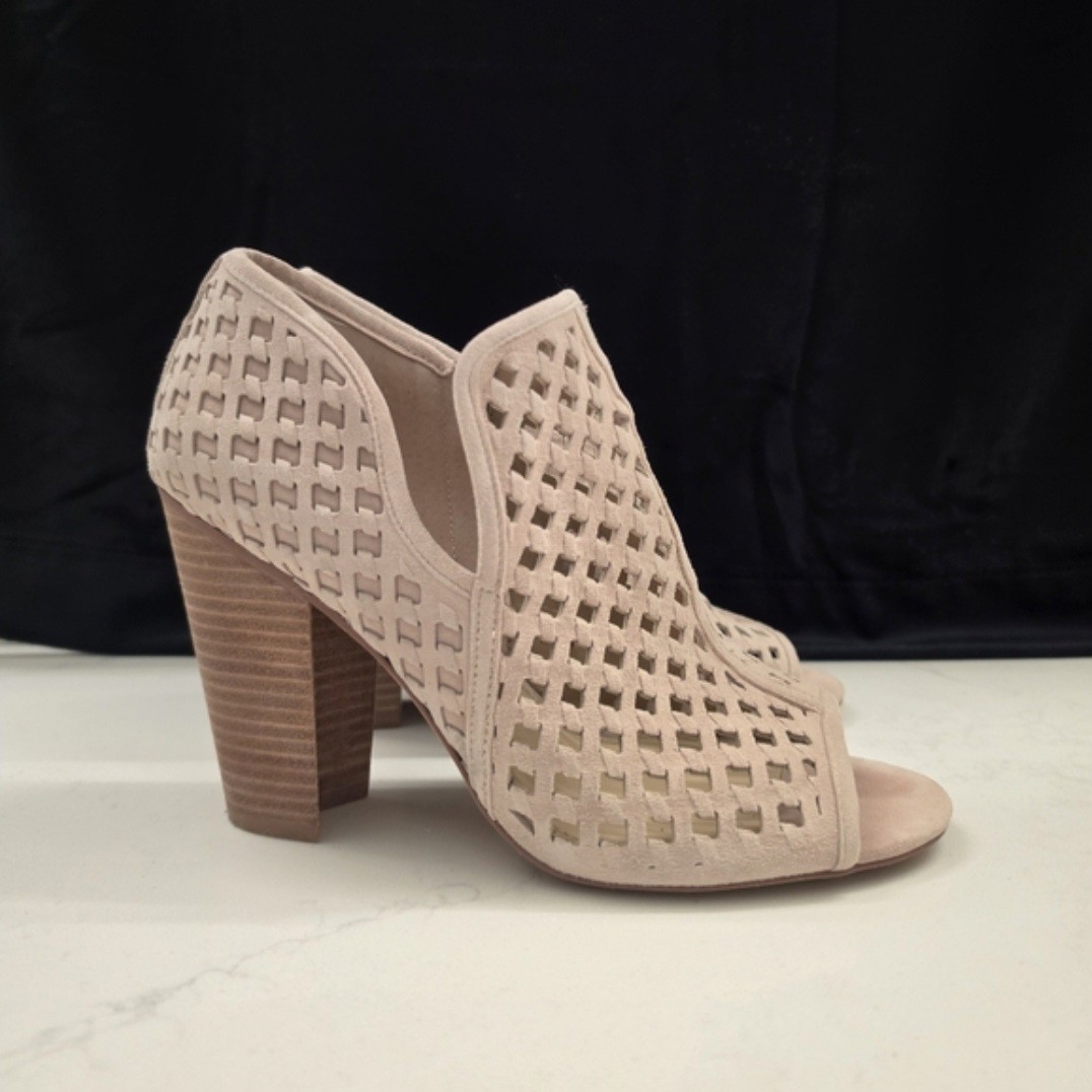 VINCE CAMUTO Perforated Peep Toe Booties Nude Blush Block Heel Size 9
