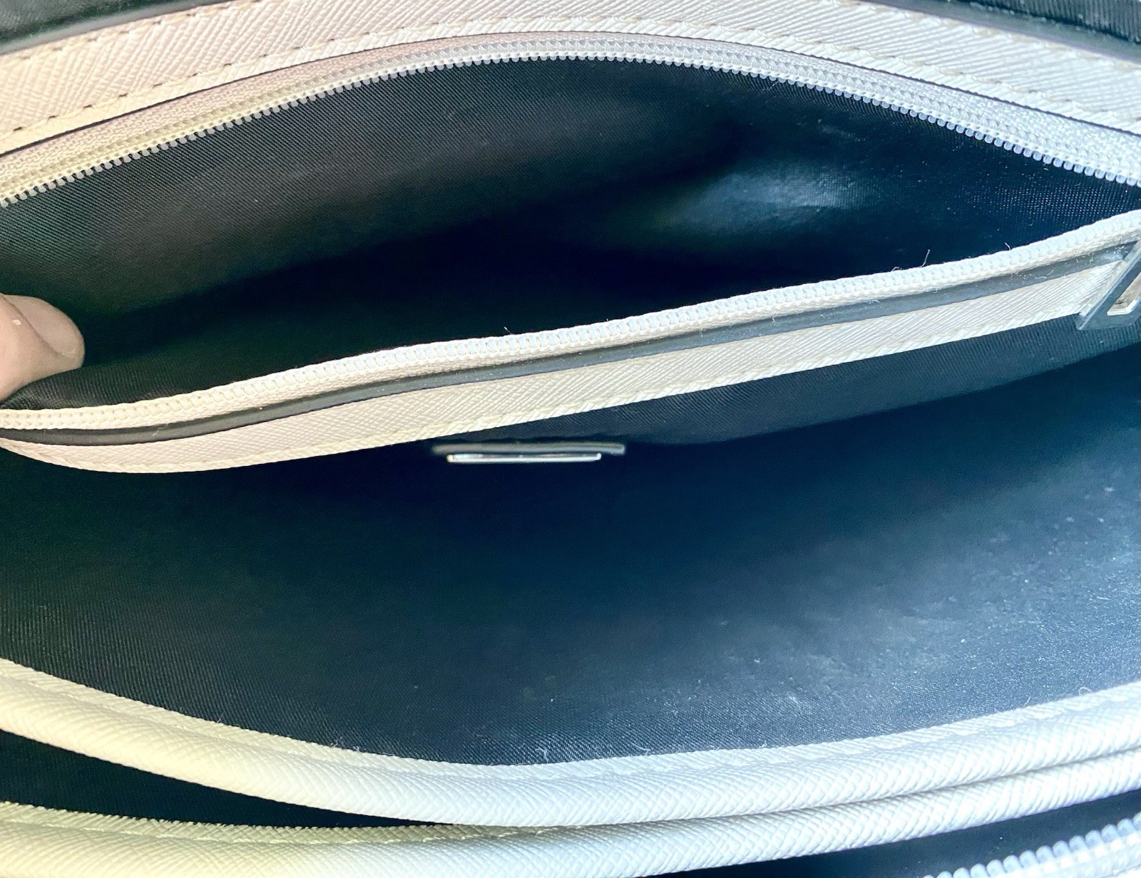 Guess Monogram Los Angeles Light Tan Hand/ Shoulder Bag