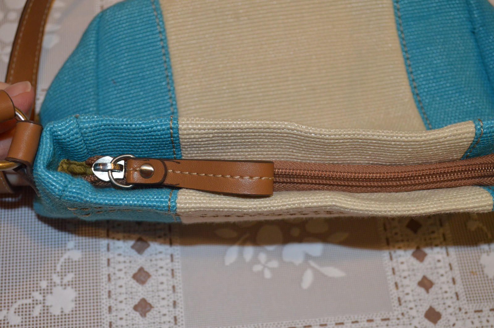 Relic Turquoise and White Lined Woven Handbag Zippered Purse NEAR PERFECT!
