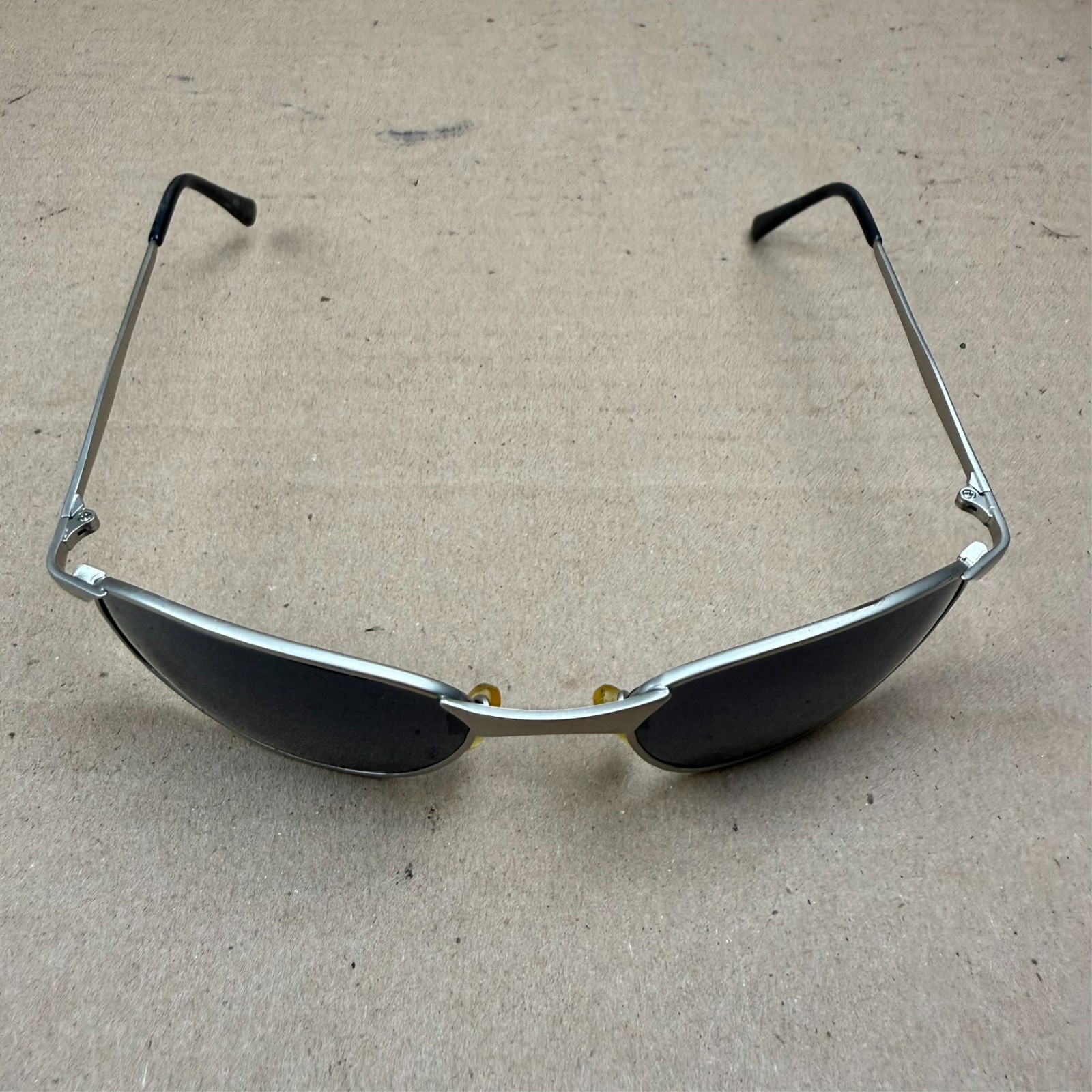 Men’s Vintage Style Silver Frame Sunglasses – DAMAGE: Scratches on Lens