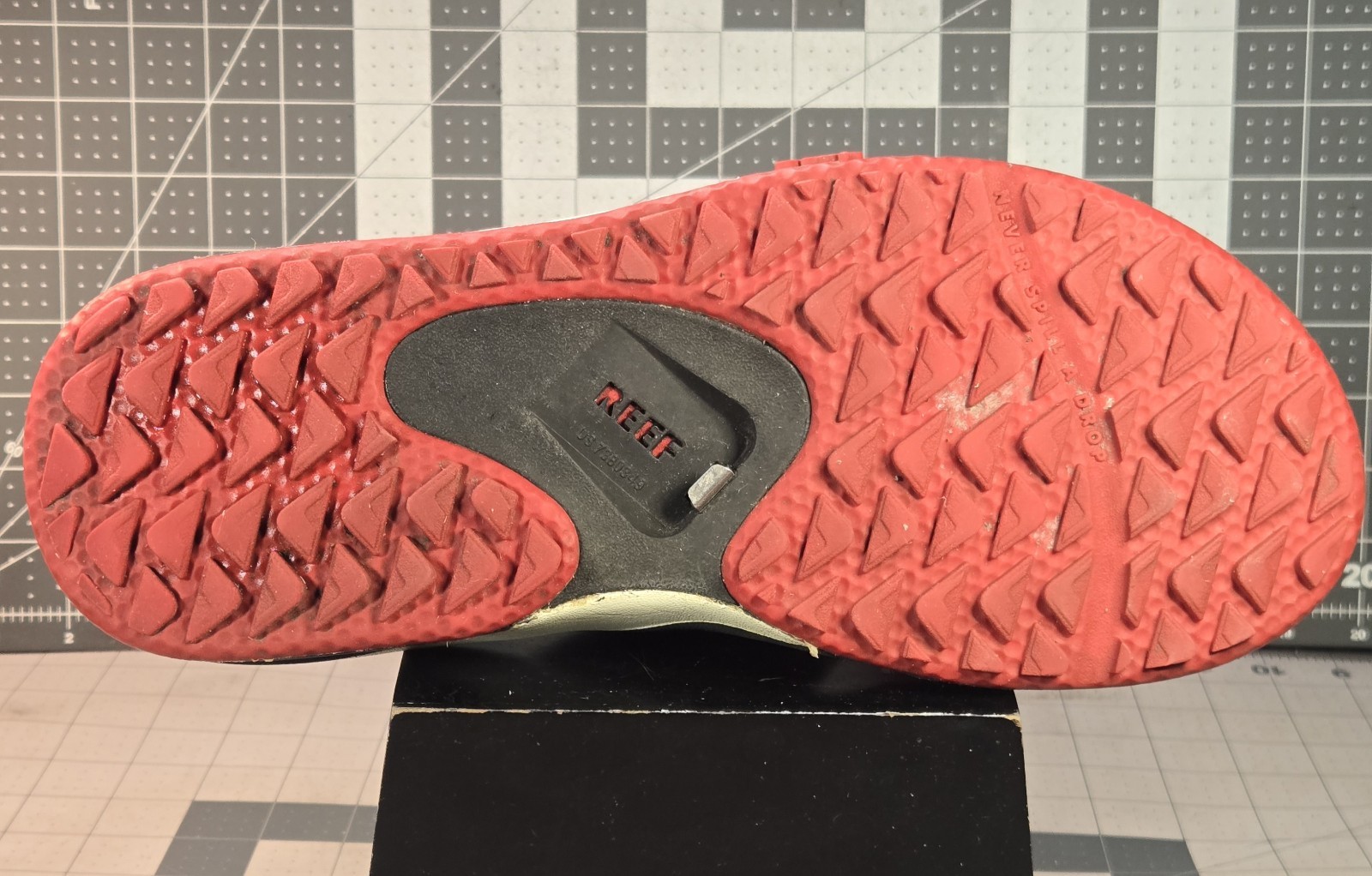 REEF Men’s Fanning Pregame Bottle Opener Flip Flops Black & Red Size 10