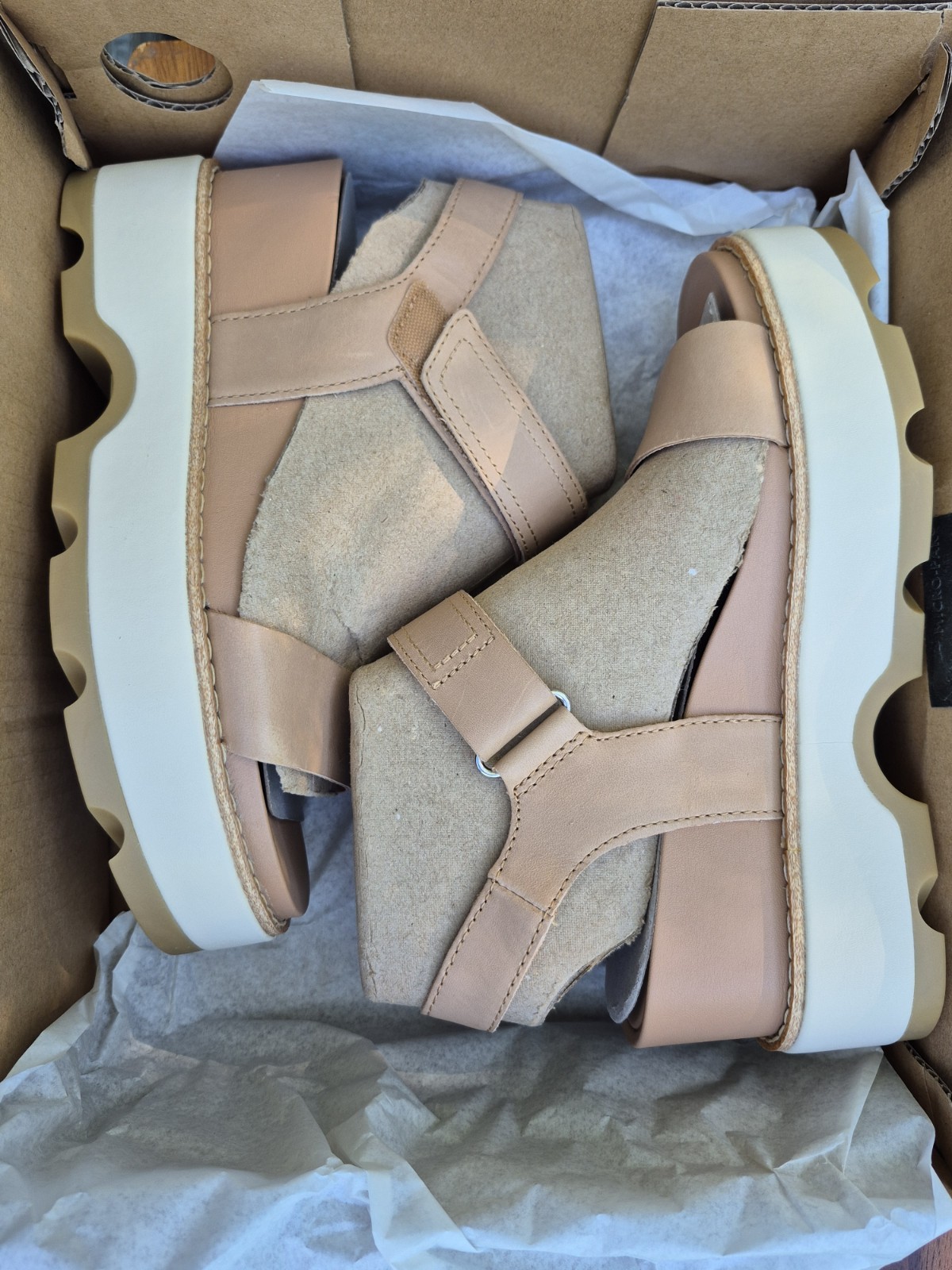 NIB SOREL Joanie IV Y-Strap Wedge Sandals, Honest Beige & Bleached Ceramic, 6M