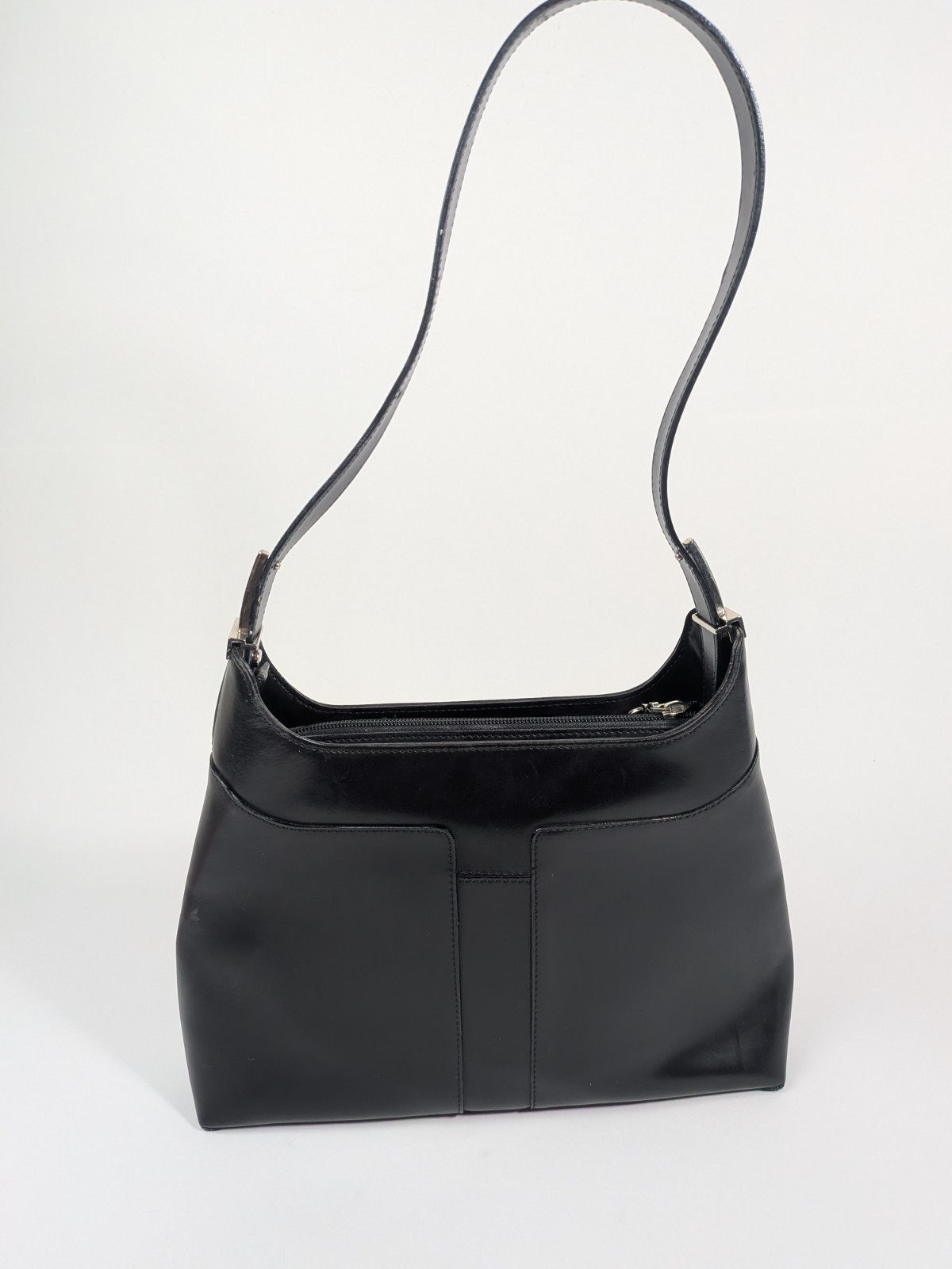 Paola & Mara women’s handbag black leather sleek design. Silver-toned hardware.