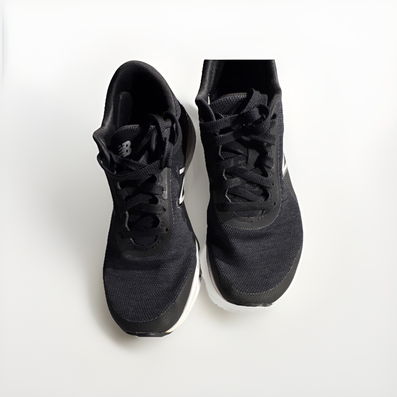 New Balance Women’s Black/White Mesh Low Top Lace-Up Athletic Sneakers WX711BH3