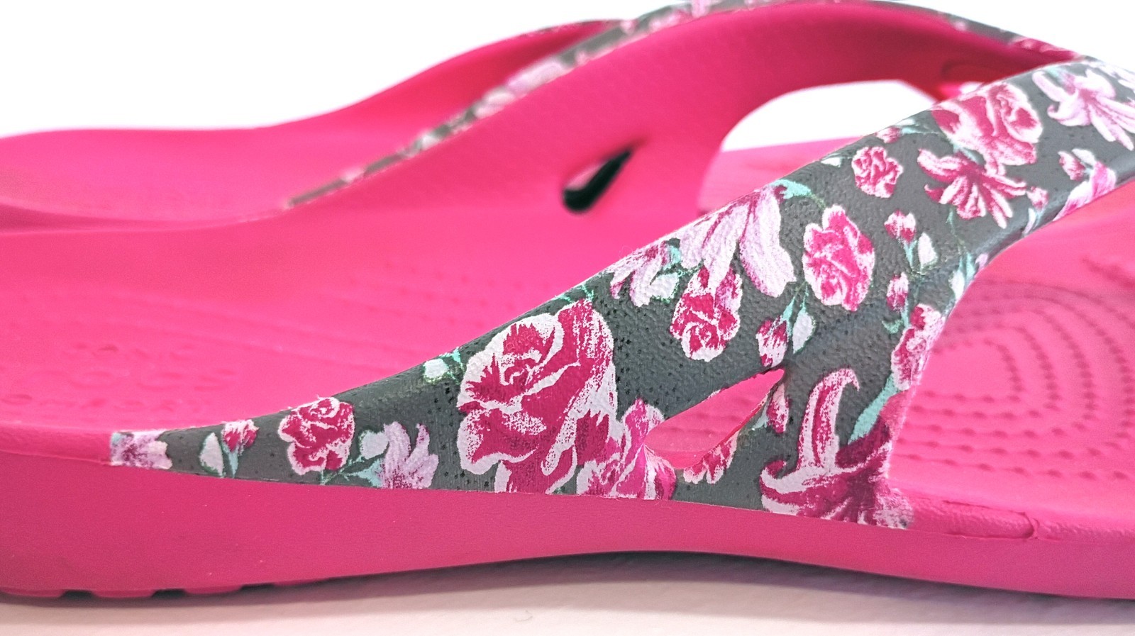 Crocs Women’s Kadee II Sandals flip flops pink with floral print, sz 8