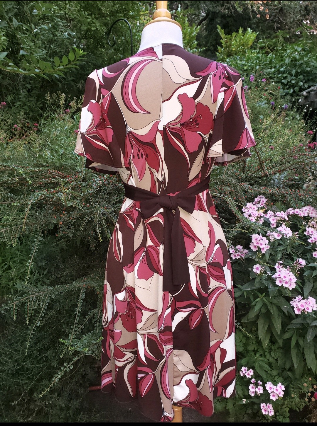 EN FOCUS STUDIO Women’s 6 Burgundy Beige Pink Abstract V-Neck Tie A-Line Dress