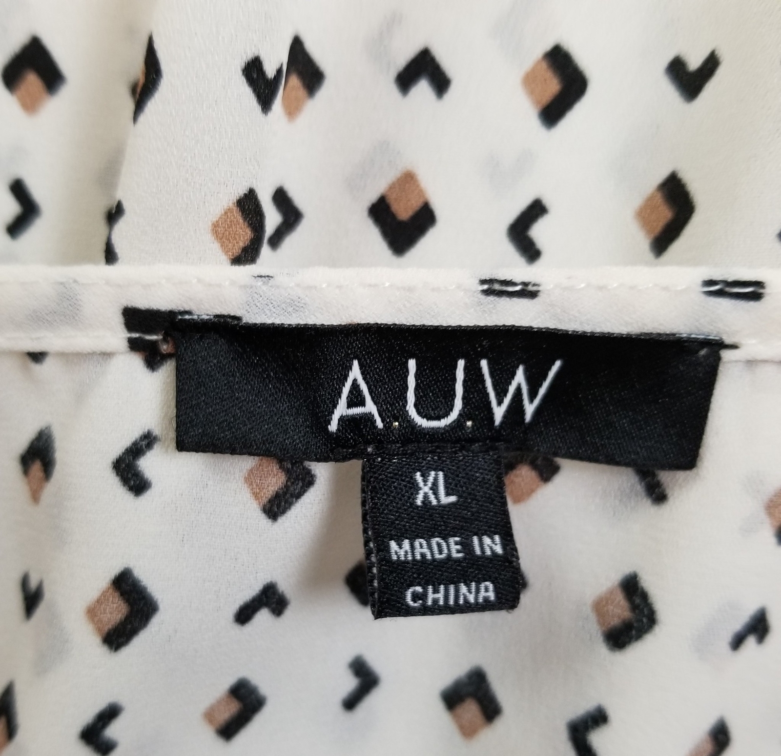 A.U.W Top Women’s Extra Large XL Multicolor Geometric Short Sleeve Sheer Scoop