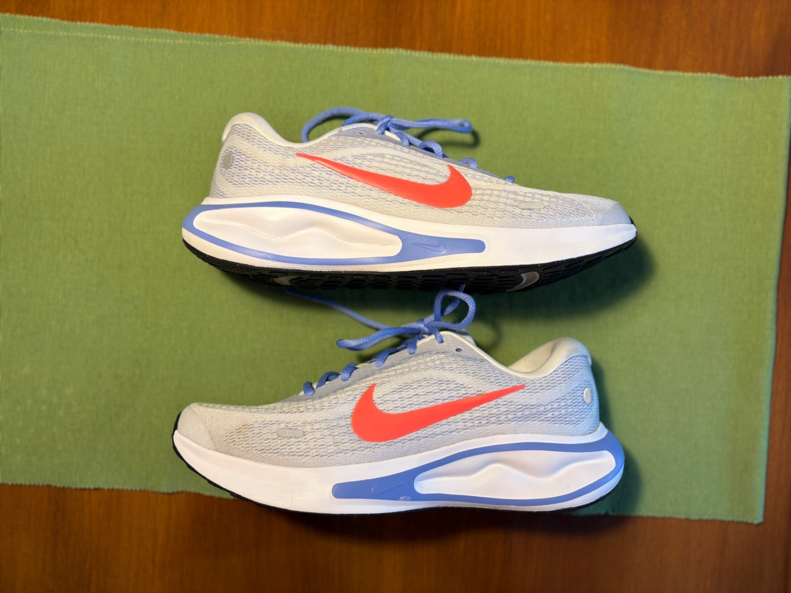Nike Journey Women’s Running Shoes ComfiRide Size 11 white /blue accent Sneakers