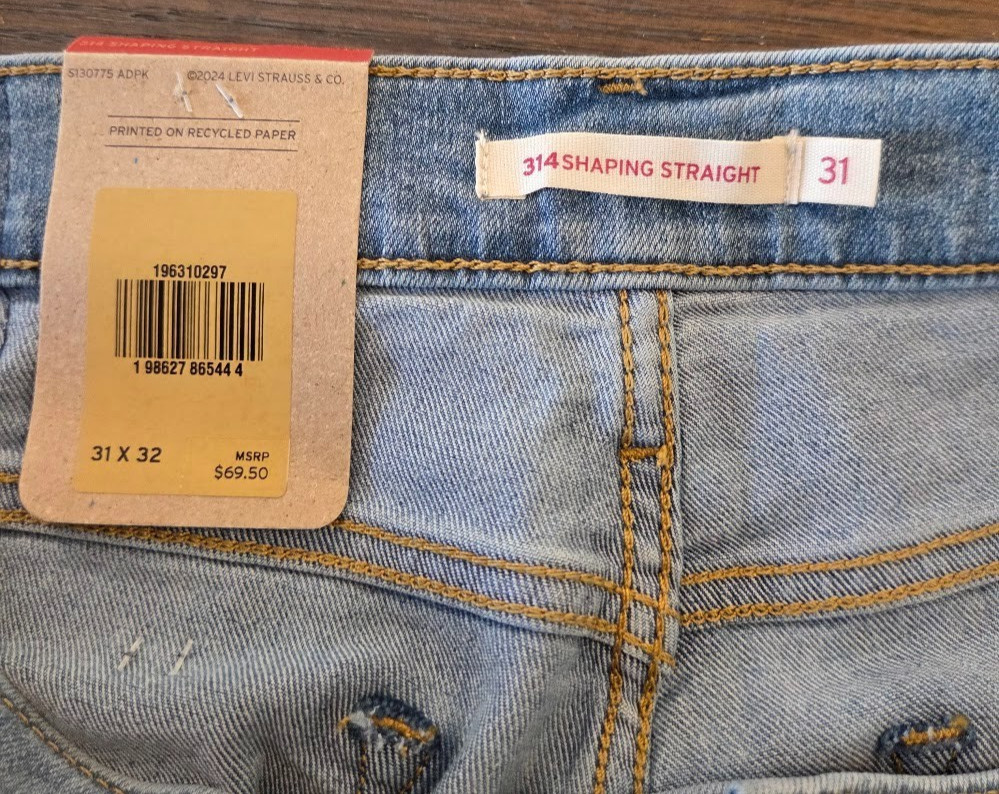 Levi’s Women’s Blue 314 Light Wash Shaping Straight Mid-Rise Jeans Size 31 x 32