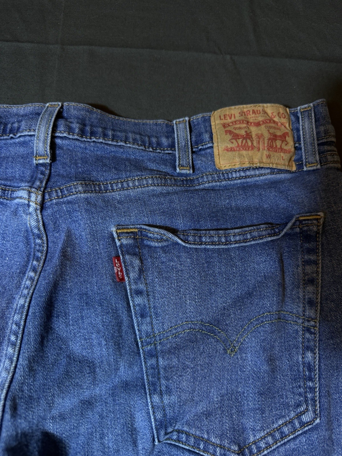 Levi’s Men’s Blue Medium Wash Denim Straight Leg Regular Fit Mid Rise Jeans