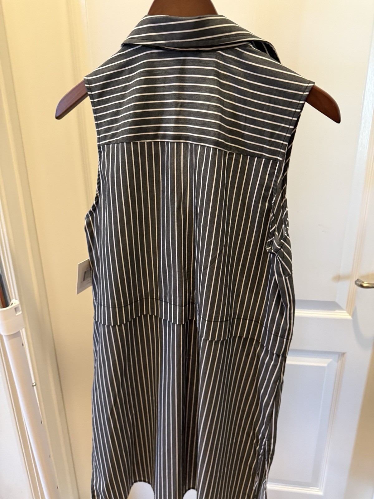 Ellen Tracy Women’s Black White Striped Shirt M Sleeveless