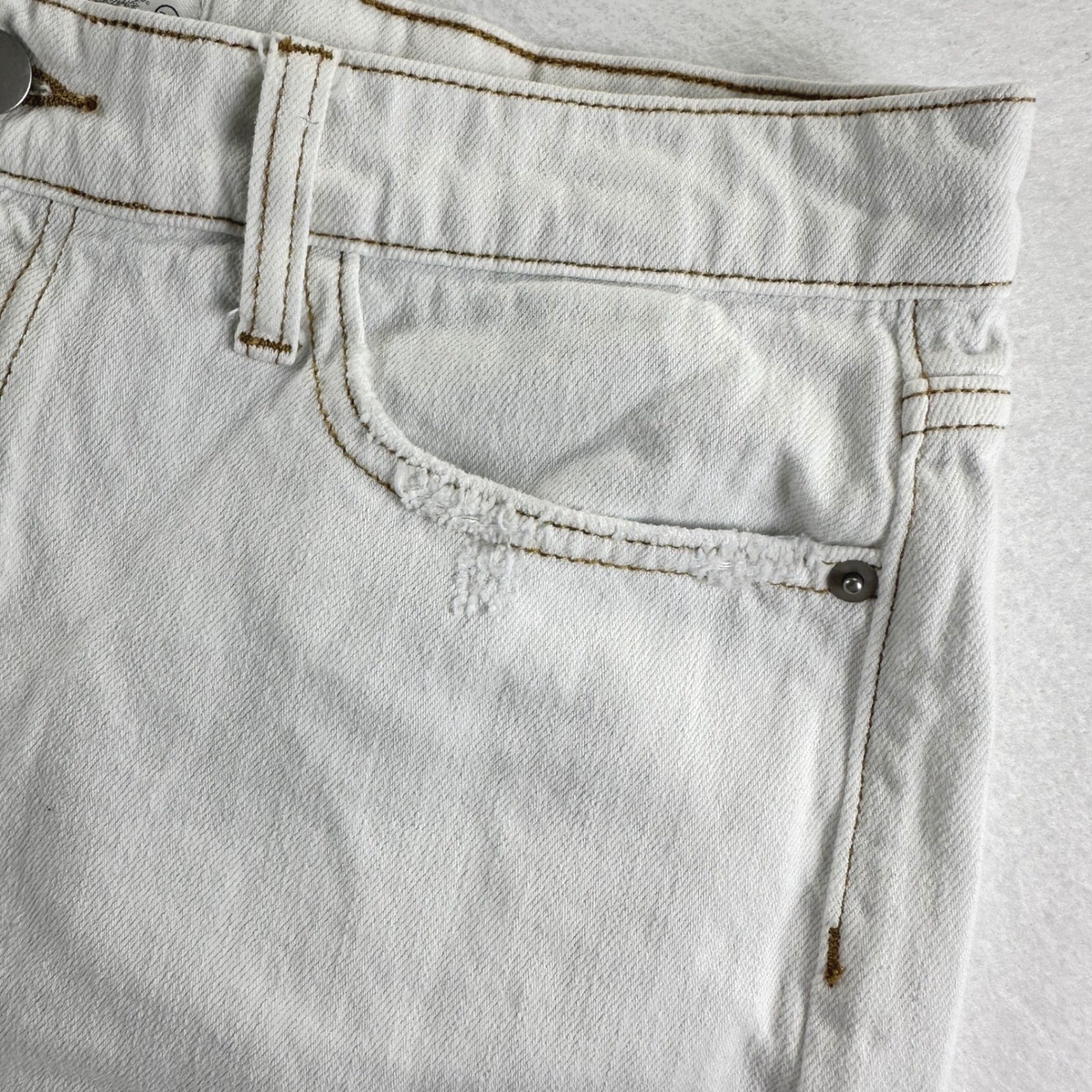 Altar’d State White Distressed High Rise Frayed Denim Shorts Size 30 SP-S7575-AT