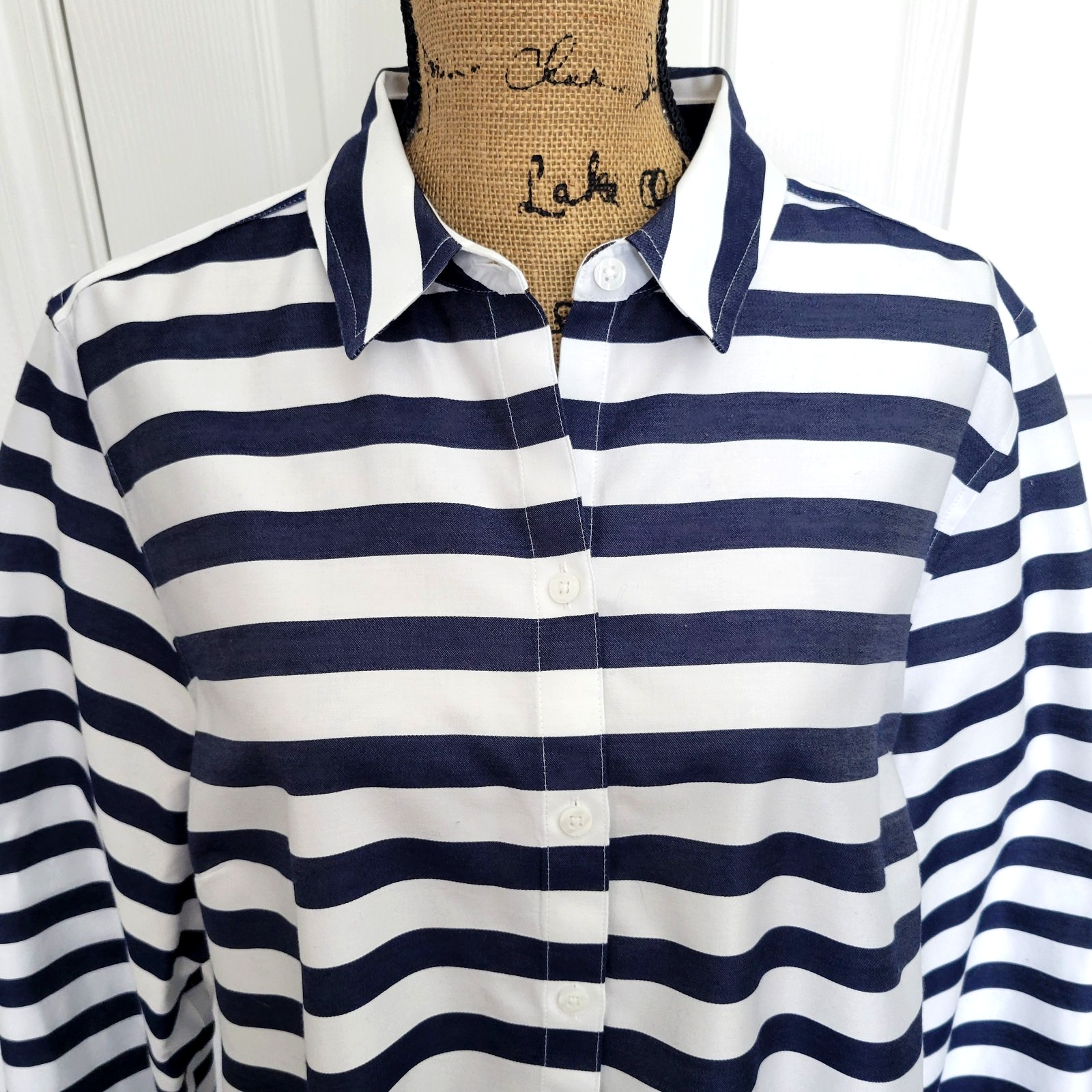 Chicos Shirt Womens 3.5 US XL 18 White Blue No Iron Stripe Pleated Stitch Back