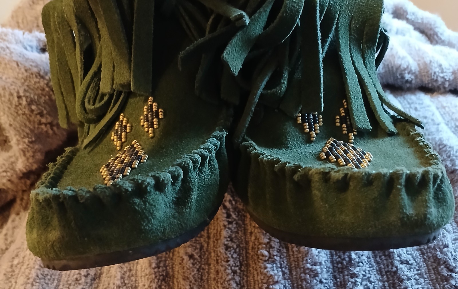 Manitobah Mukluks Olive Beaded Fringe Suede Moccasin Boots Vibram Sole Womens 10