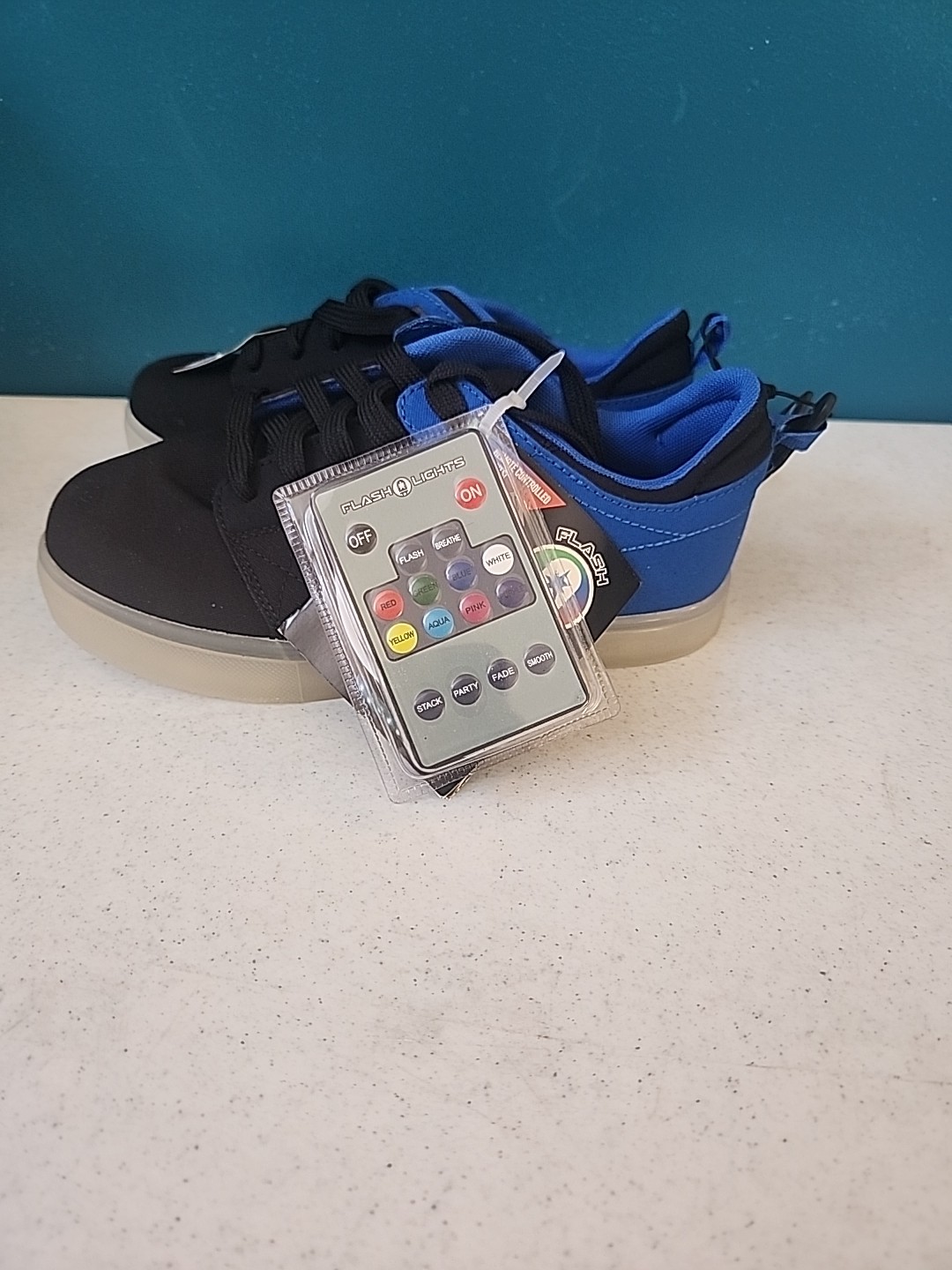Flash Lights Light-Up Tennis Shoes w/ REMOTE 7 CLRS/ Modes Youth Size 4 BLU/BLk